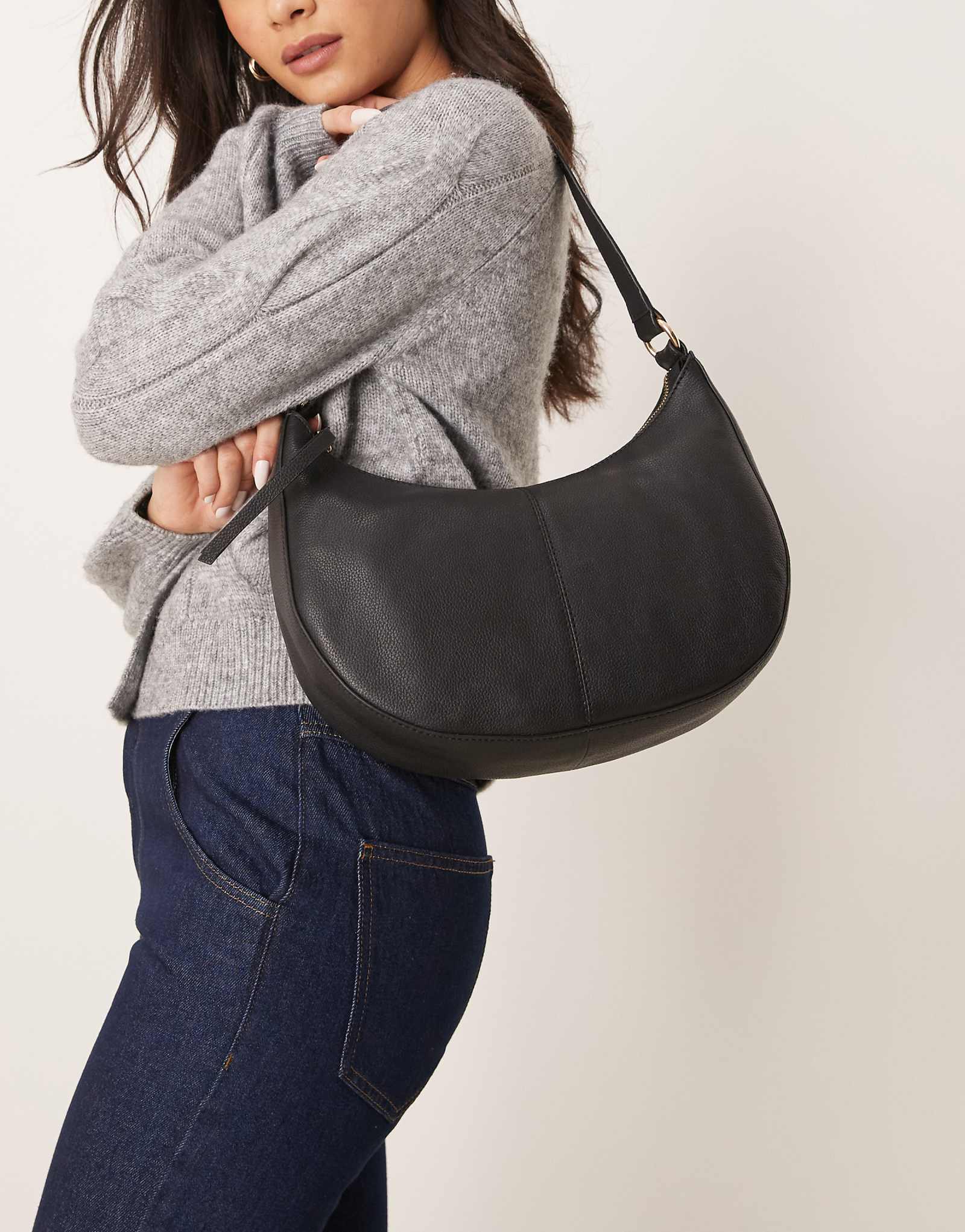 Дополните кожаную сумку через плечо черного цвета 17790₽