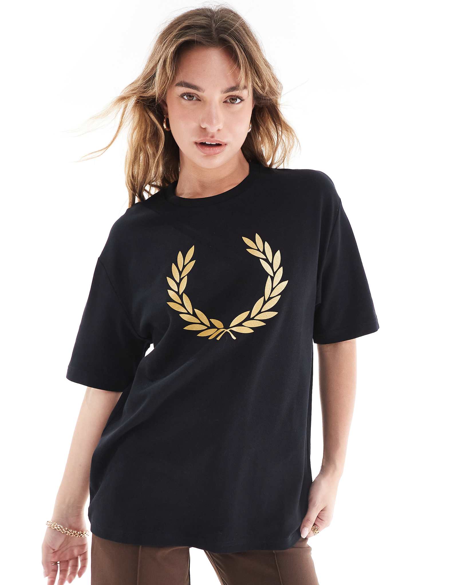 Черная футболка Fred Perry с металлическим логотипом на груди в виде лаврового венка 13290₽