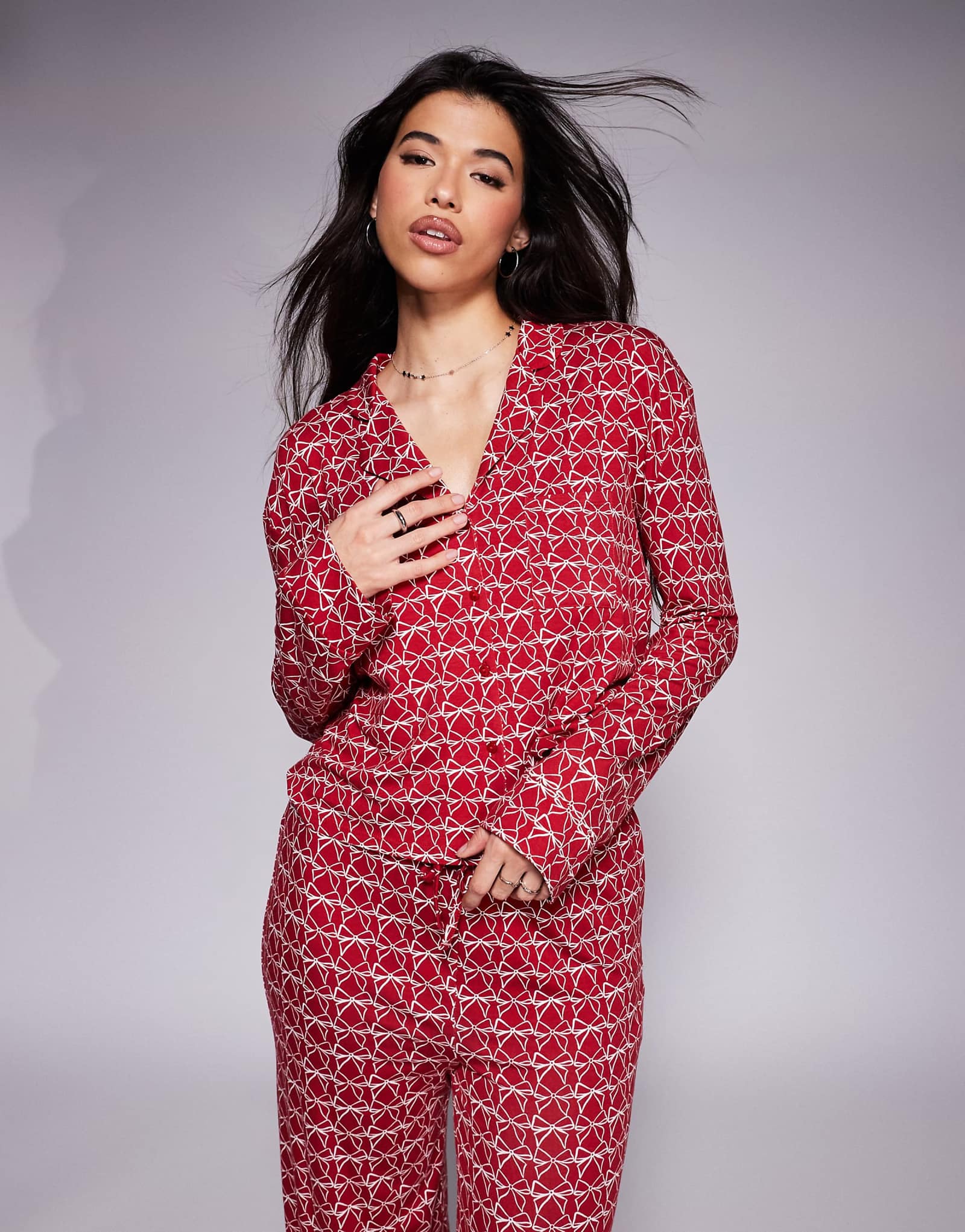 Эксклюзивный укороченный пижамный топ на пуговицах от Kaiia с бордовым принтом в виде банта - часть комплекта 2690₽