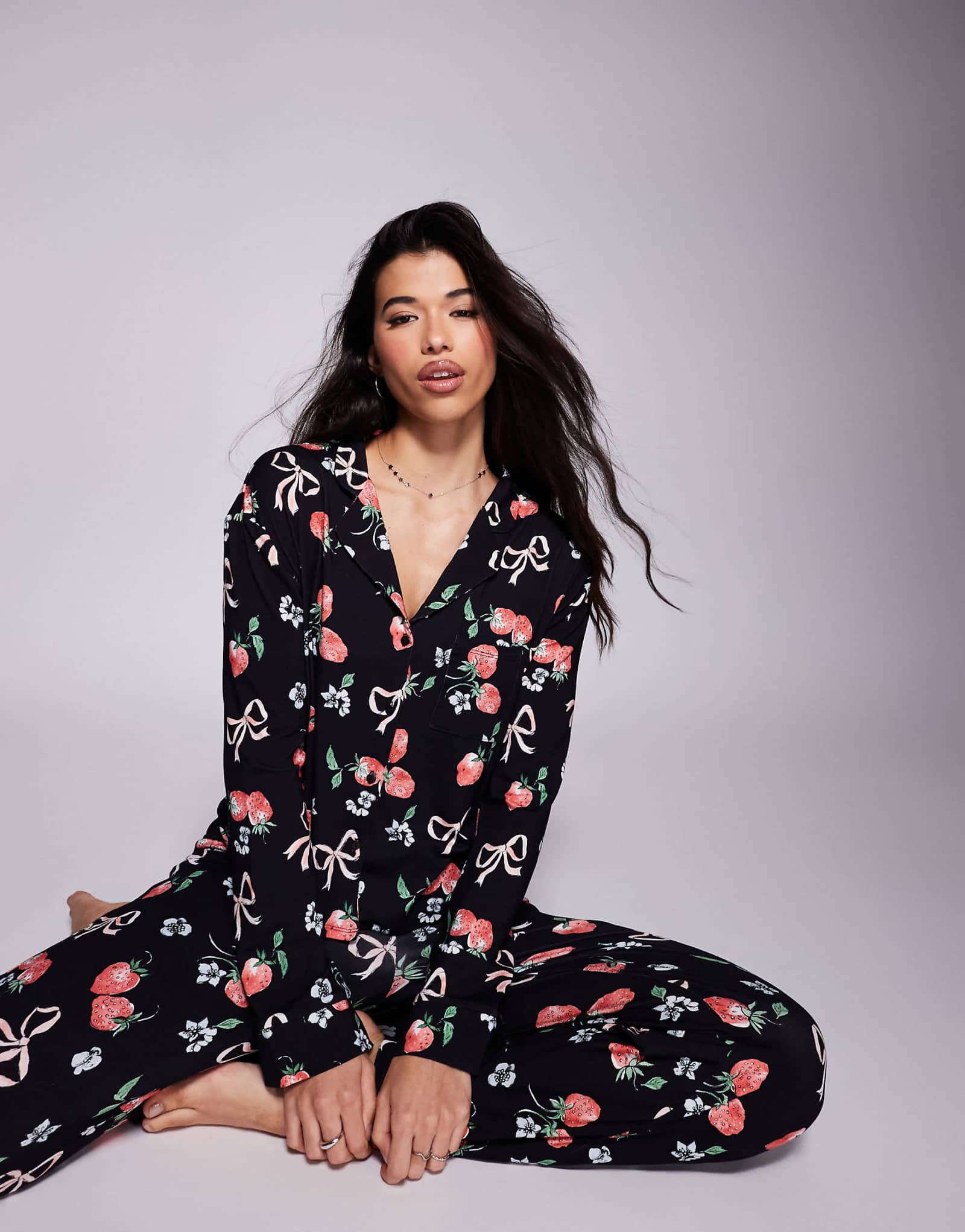 Эксклюзивный укороченный пижамный топ на пуговицах от Kaiia с принтом клубничный бант на темной основе - часть комплекта 4490₽