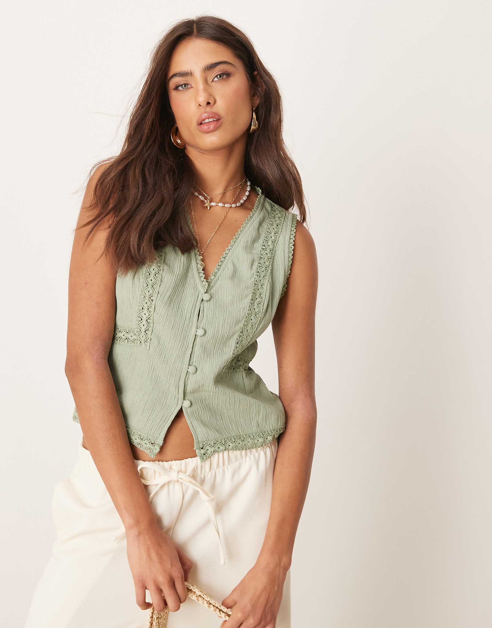 ДИЗАЙНЕРСКИЙ жилет ASOS с кружевной отделкой цвета шалфея 7090₽