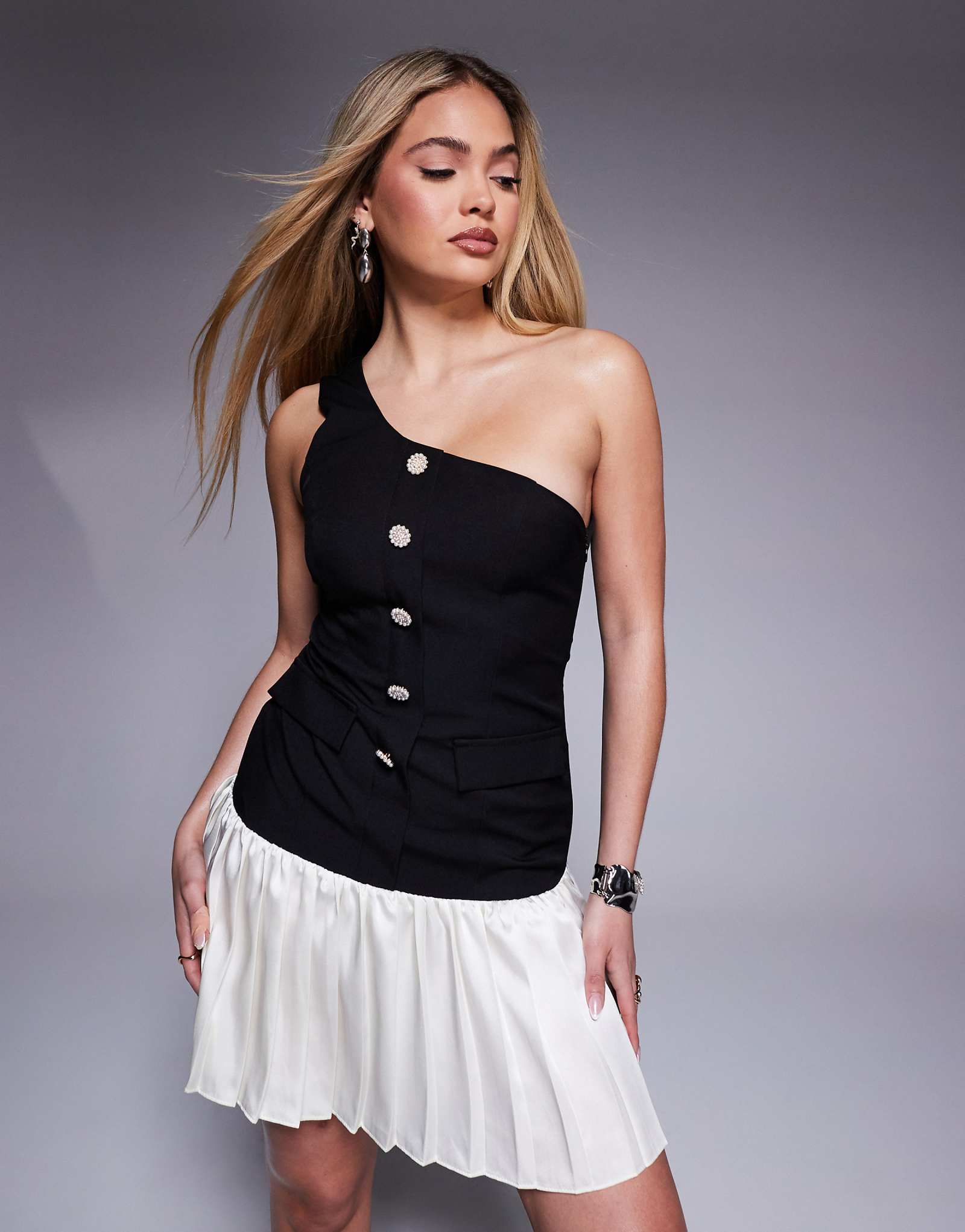 Эксклюзивное мини-платье Kaiia с золотыми пуговицами на одном плече и контрастным плиссированным заниженным низом черного и кремового цветов 5090₽