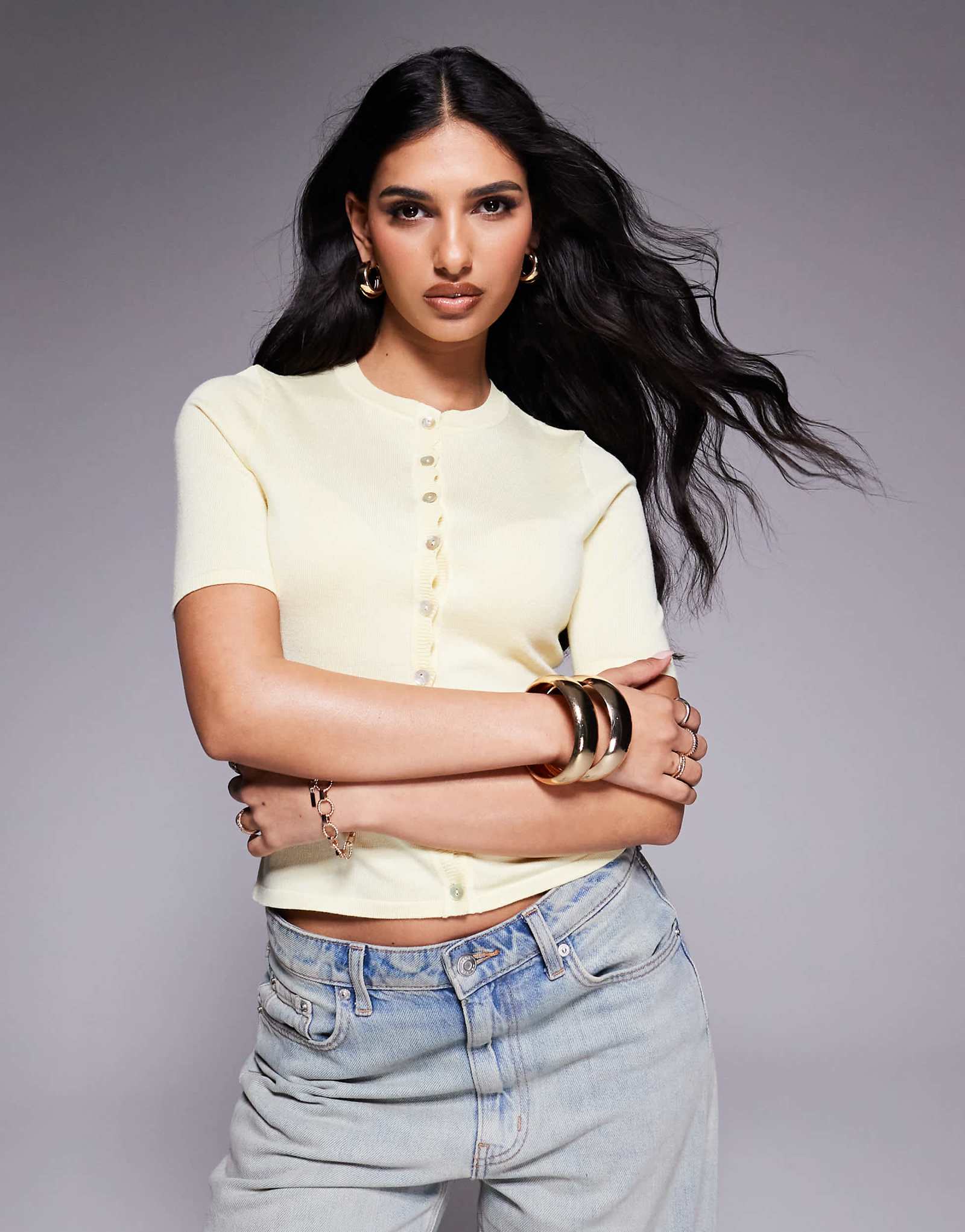 Эксклюзивный кардиган с короткими рукавами и пуговицами в виде гребешка спереди от Kaiia масляно-желтого цвета 8490₽