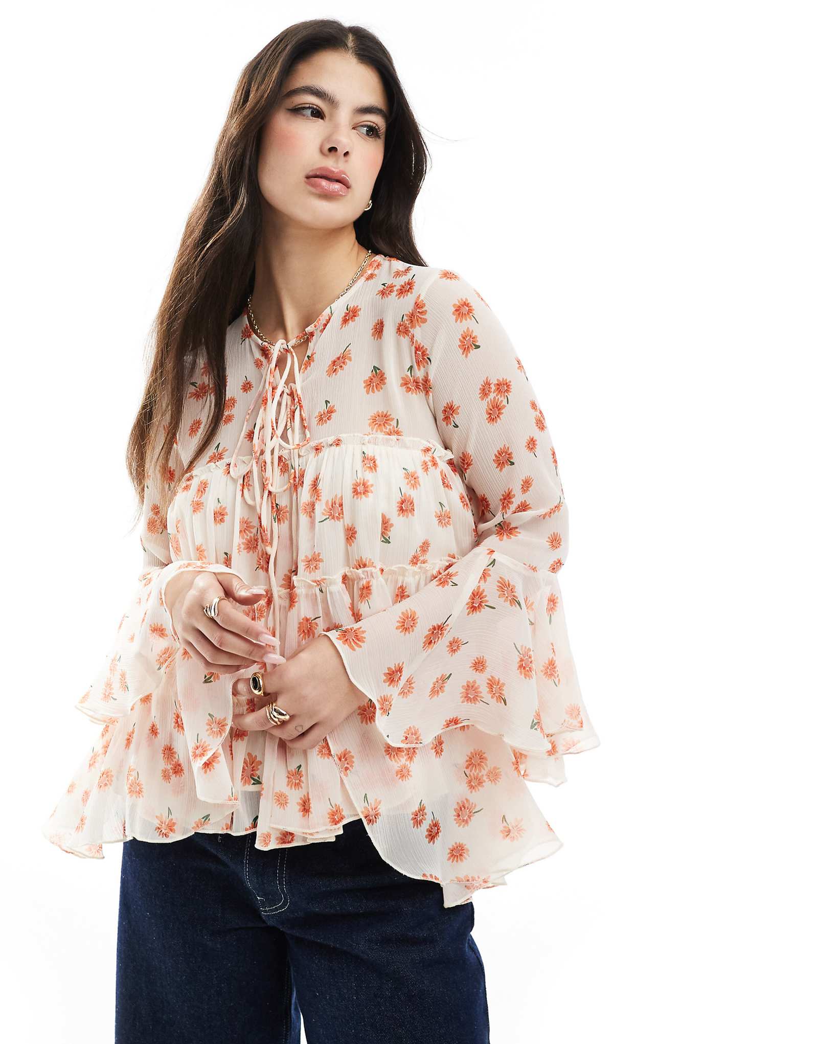 Многоуровневая блузка с завязками спереди и оборками на манжетах с цветочным принтом от ASOS DESIGN 3890₽