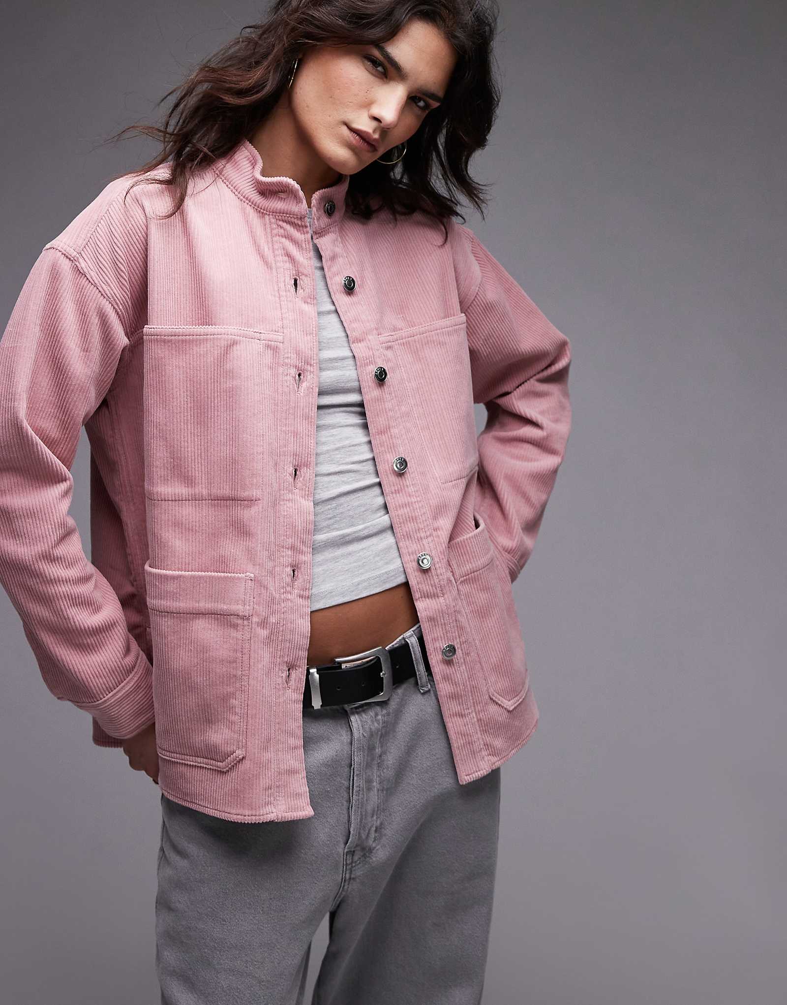 Верхняя рубашка из шнура ARKET с накладными карманами розового цвета 25890₽