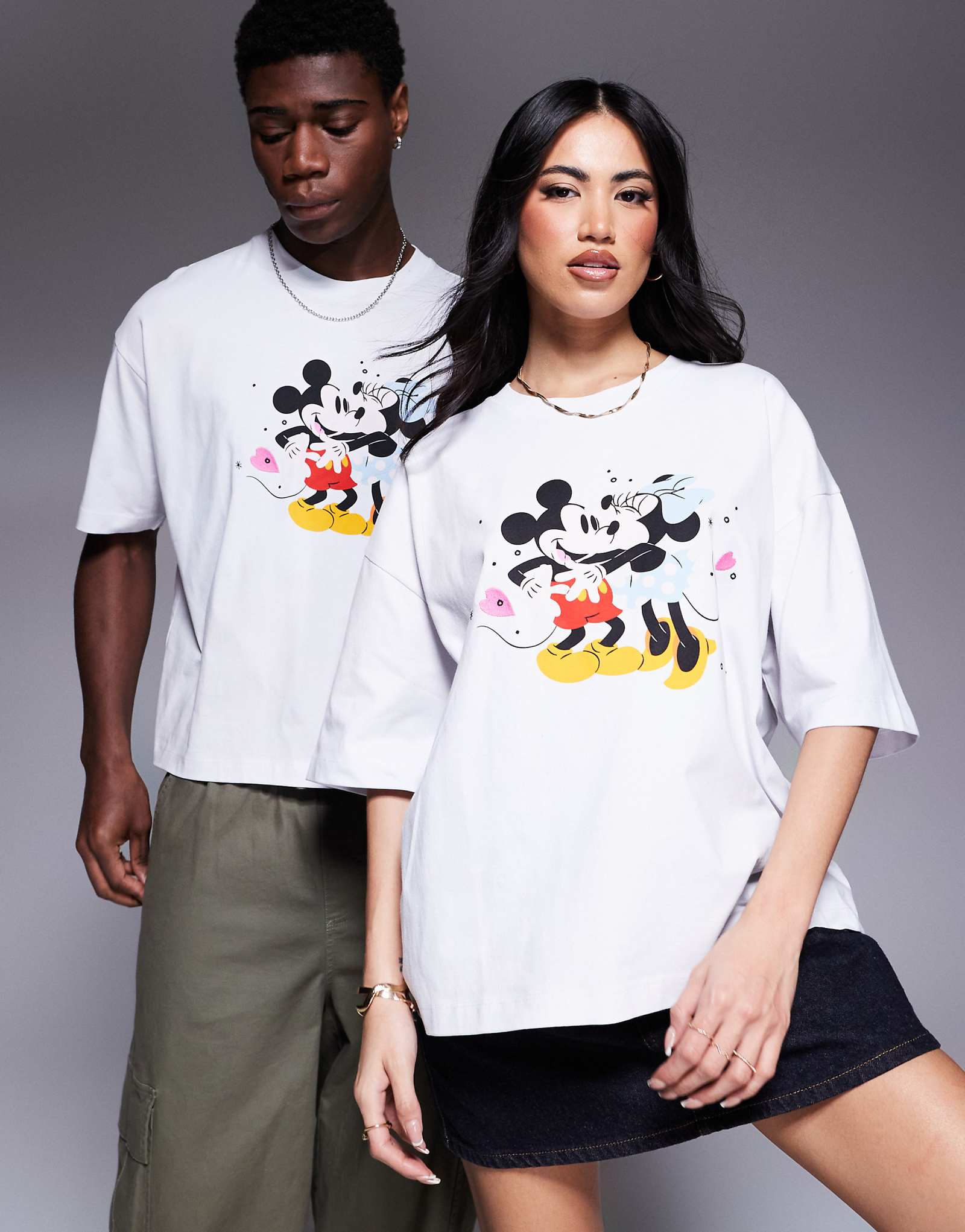 Белая футболка свободного кроя на День святого Валентина от ASOS DESIGN Disney с принтами Микки и Минни Маус 7090₽