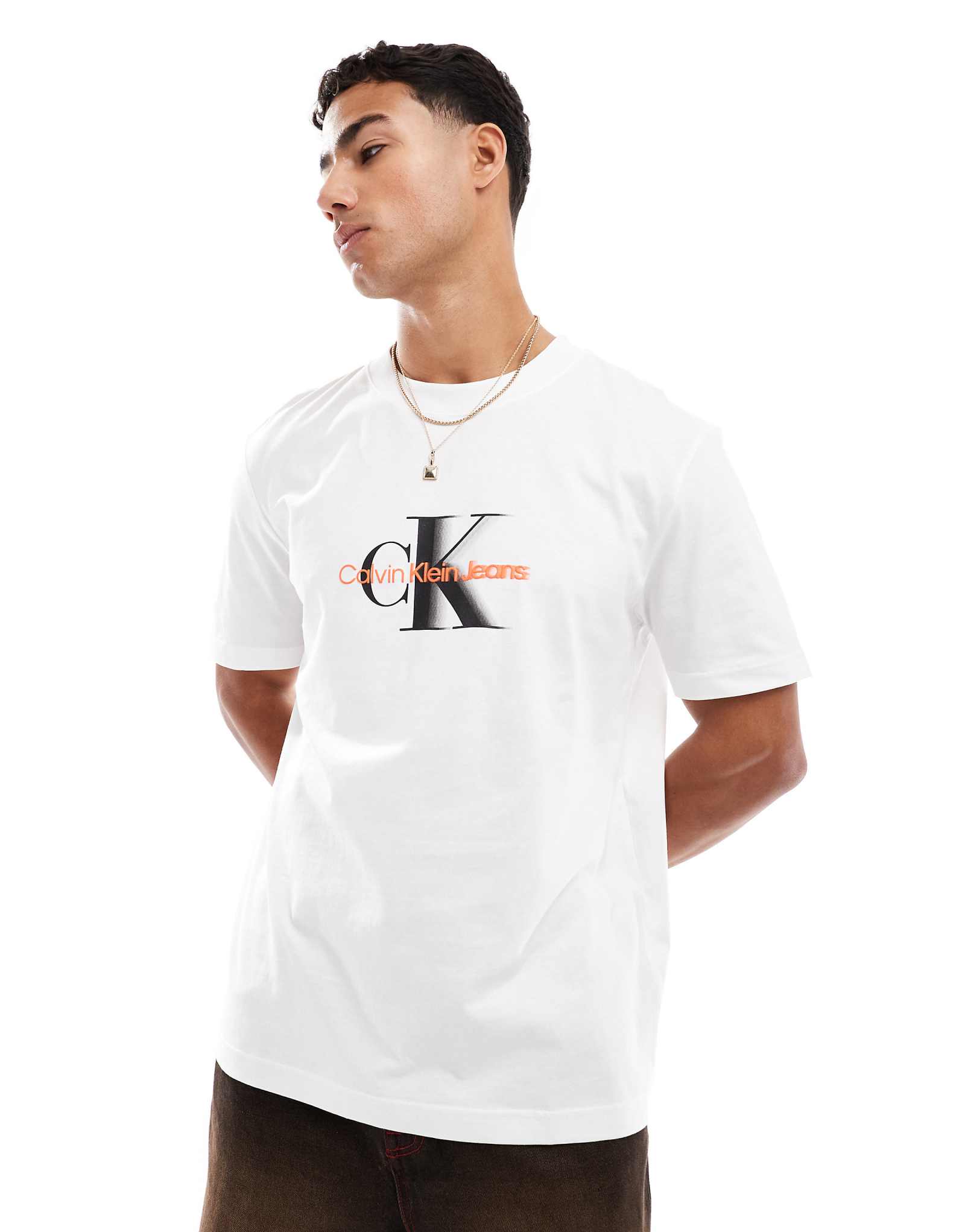 Футболка с крупным логотипом Calvin Klein Jeans белого и красного цветов 9590₽