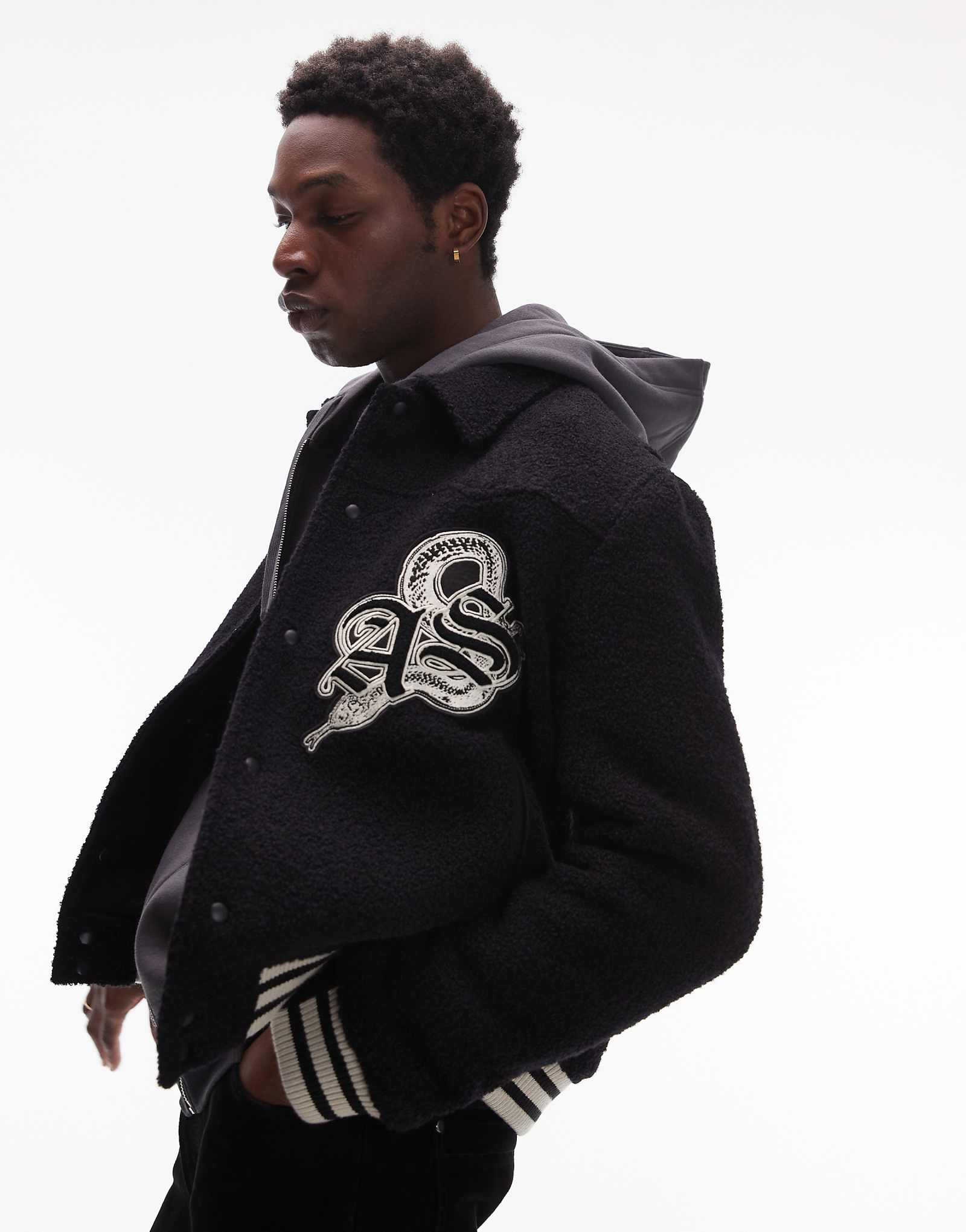 Куртка-бомбер с графической нашивкой AllSaints Ambaum черного цвета 42790₽