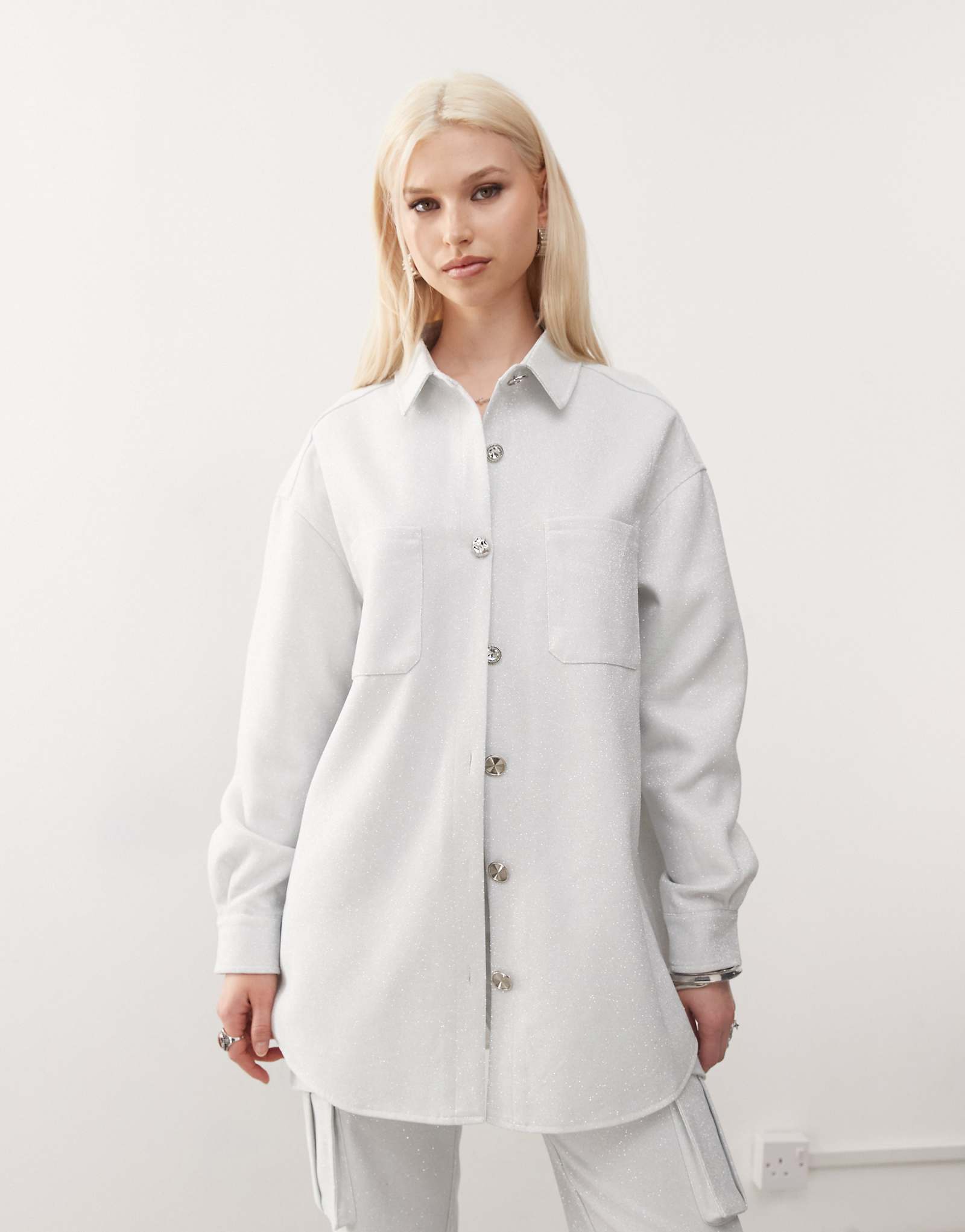 Объемная рубашка Эми Линн на пуговицах серебристого цвета - часть комплекта