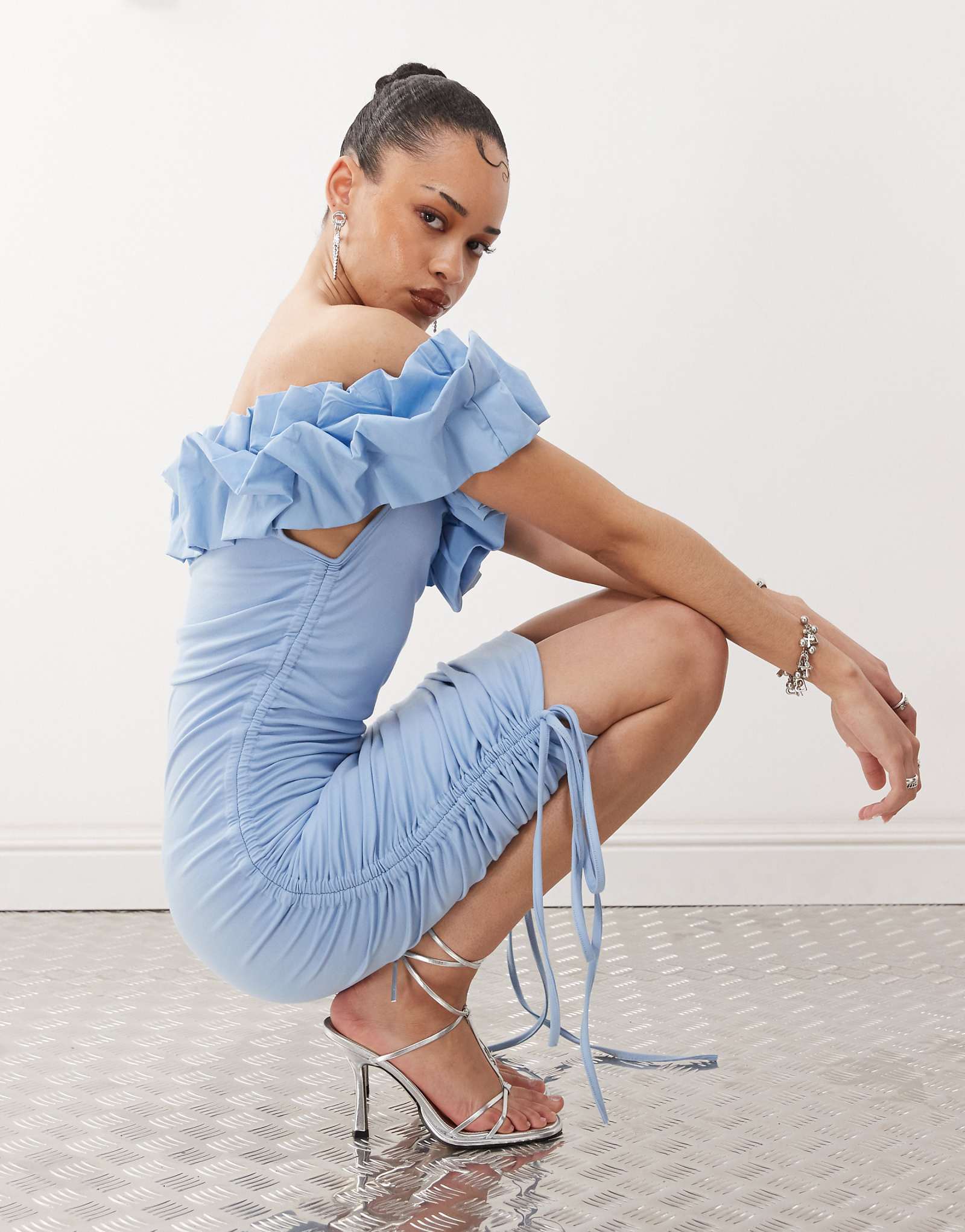 Мини-платье Amy Lynn 3D bardot с рюшами синего цвета