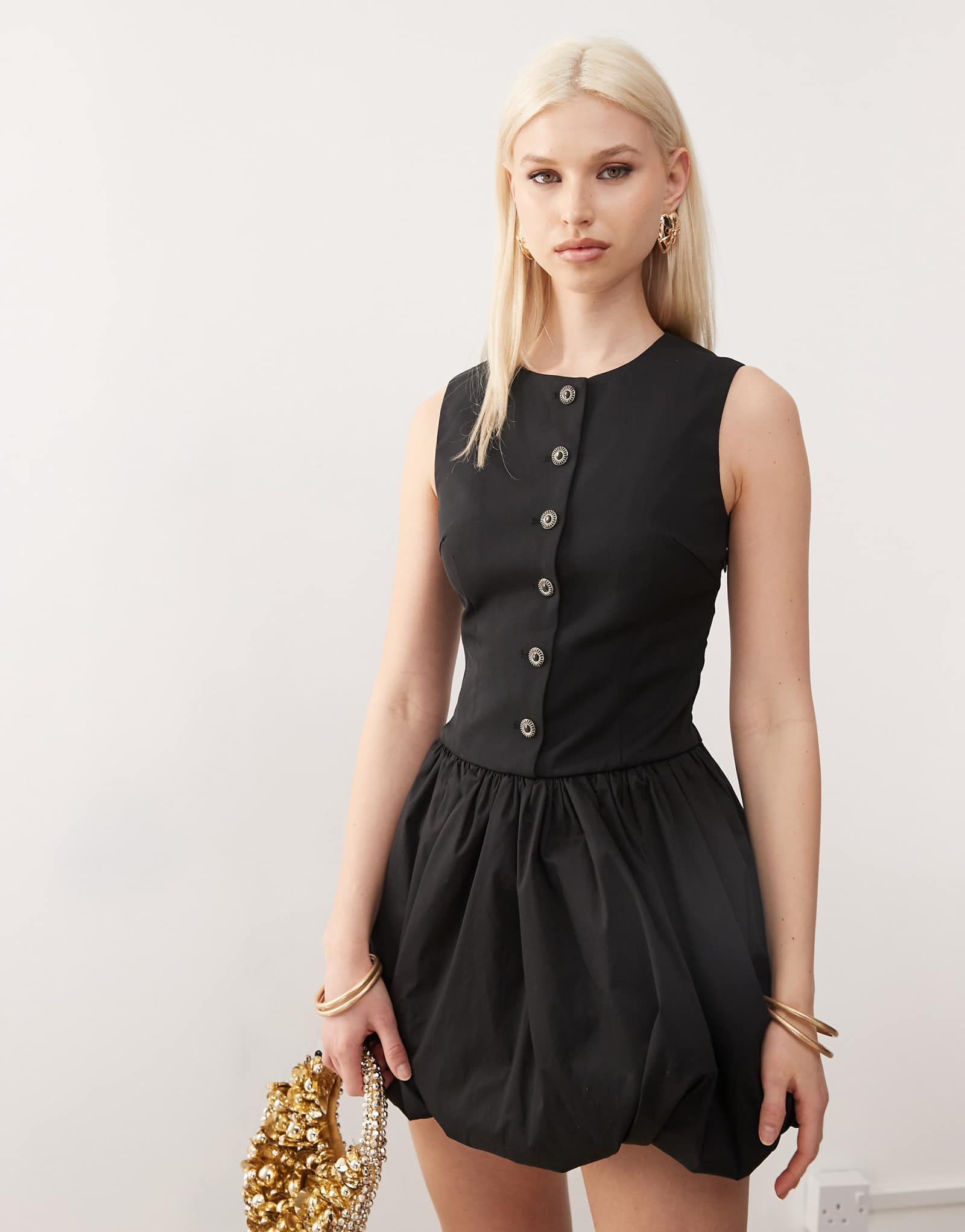 Черное мини-платье-пуффбол с жилетом от Эми Линн