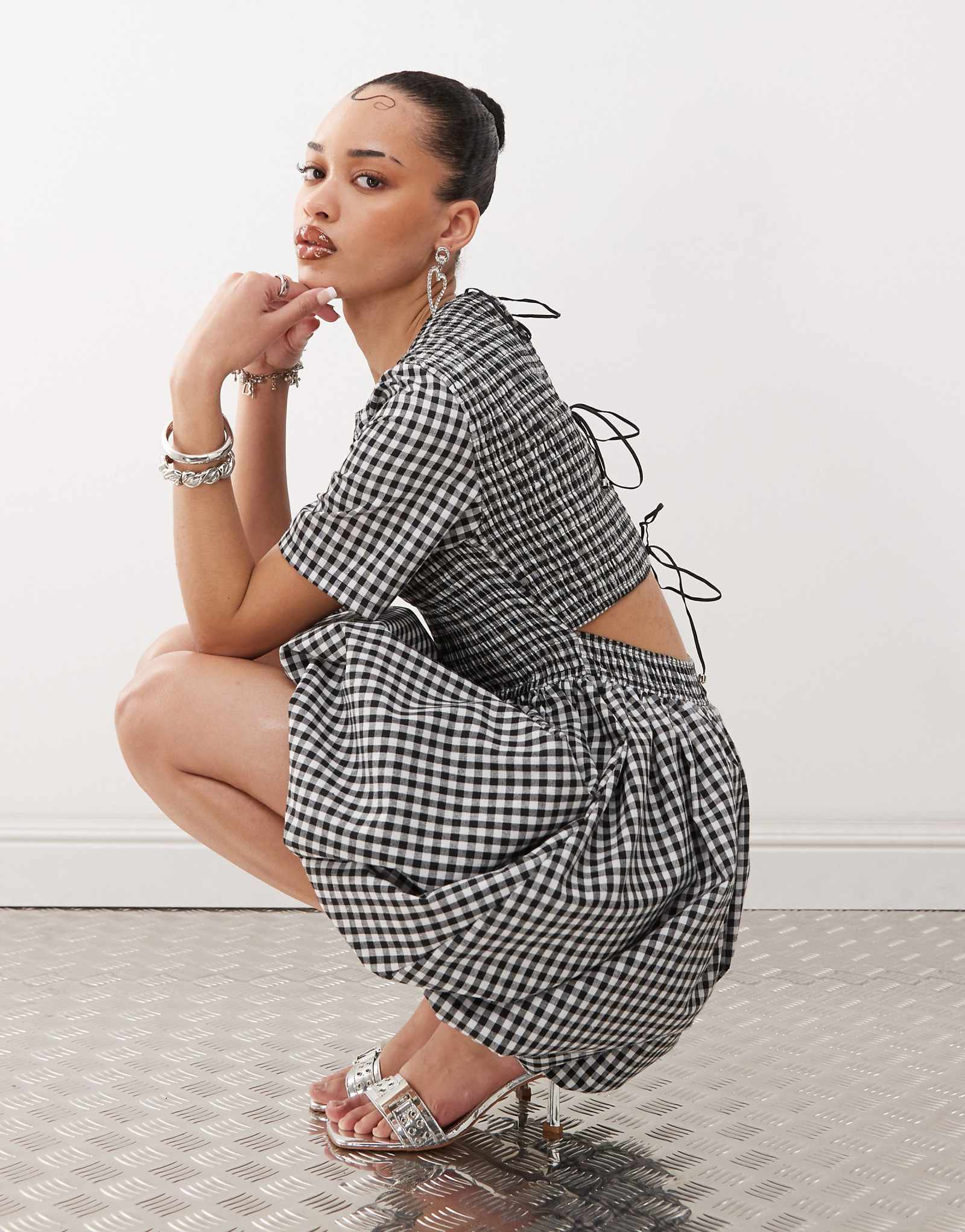 Мини-платье с баской в складку от Эми Линн и завязкой сзади из однотонной ткани 9490₽