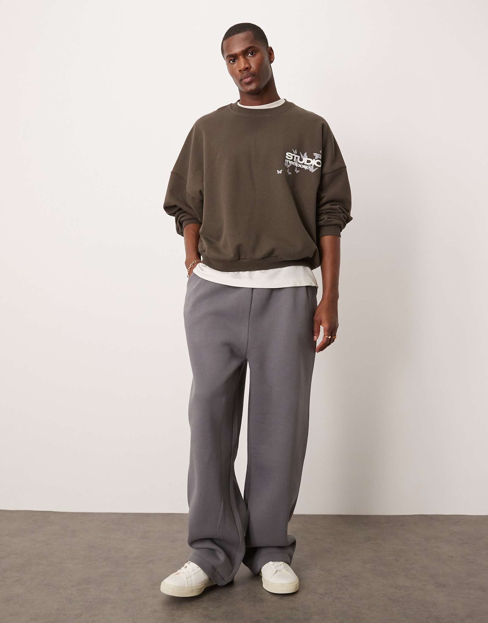 Дизайнерские широкие спортивные брюки ASOS со складками темно-серого цвета 7290₽