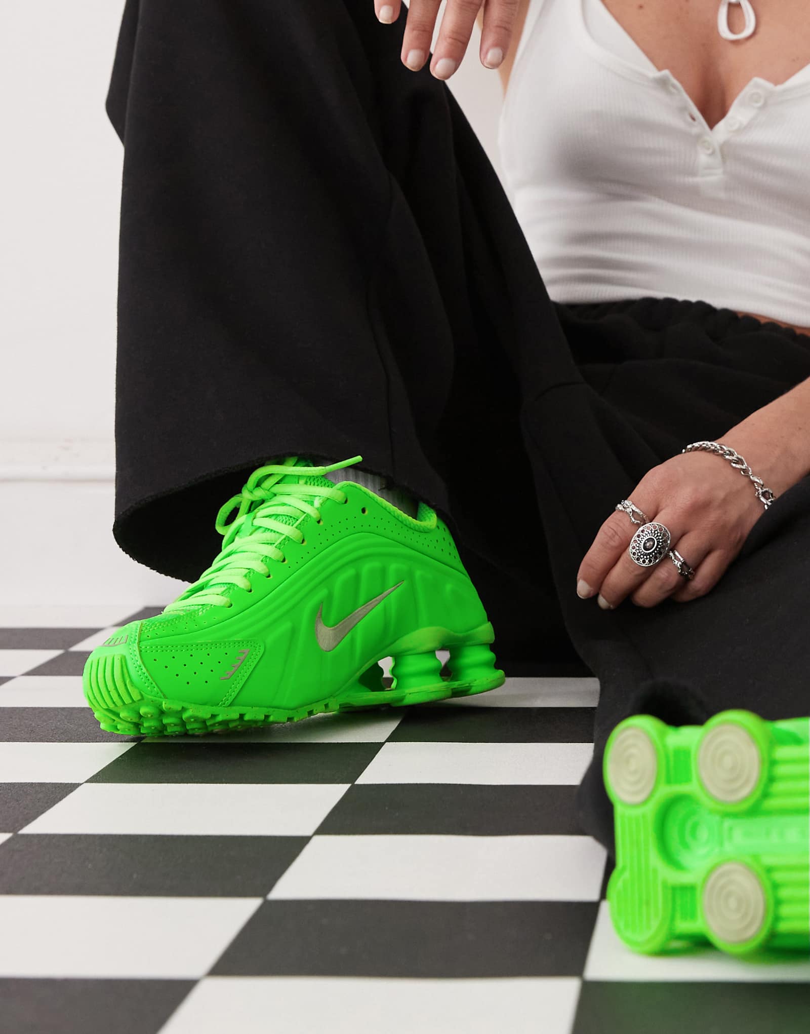 Кроссовки Nike Shox R4 зеленого цвета 27590₽