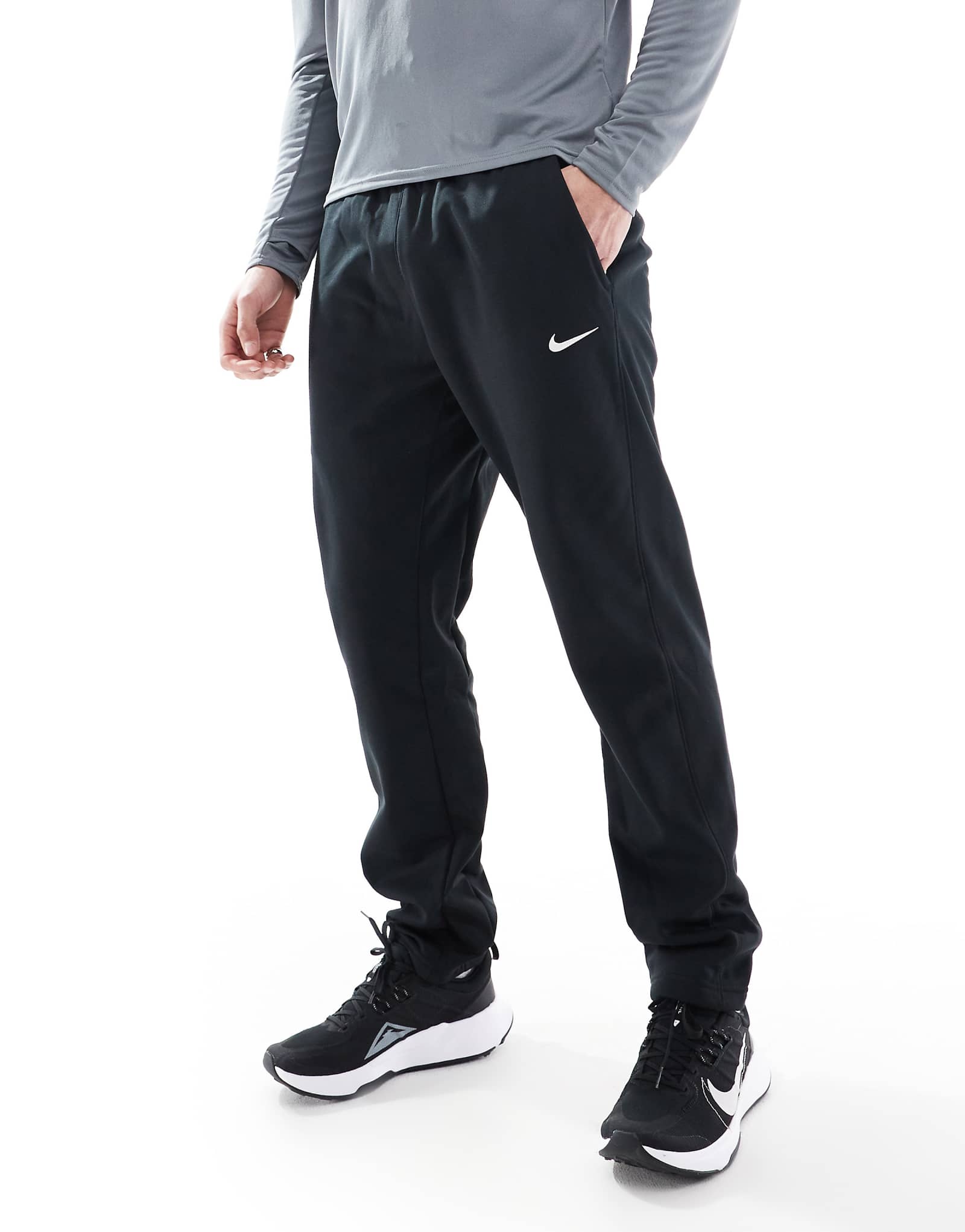 Спортивные брюки Nike Training Therma-Fit черного цвета 12390₽