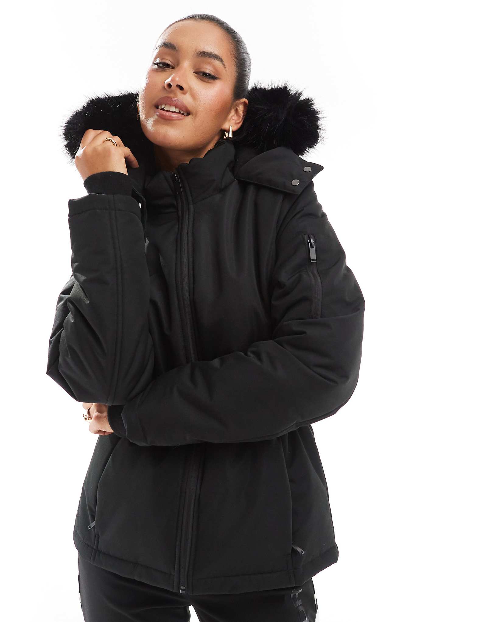 Поношенное лыжное пальто с поясом и капюшоном из искусственного меха черного цвета 11690₽