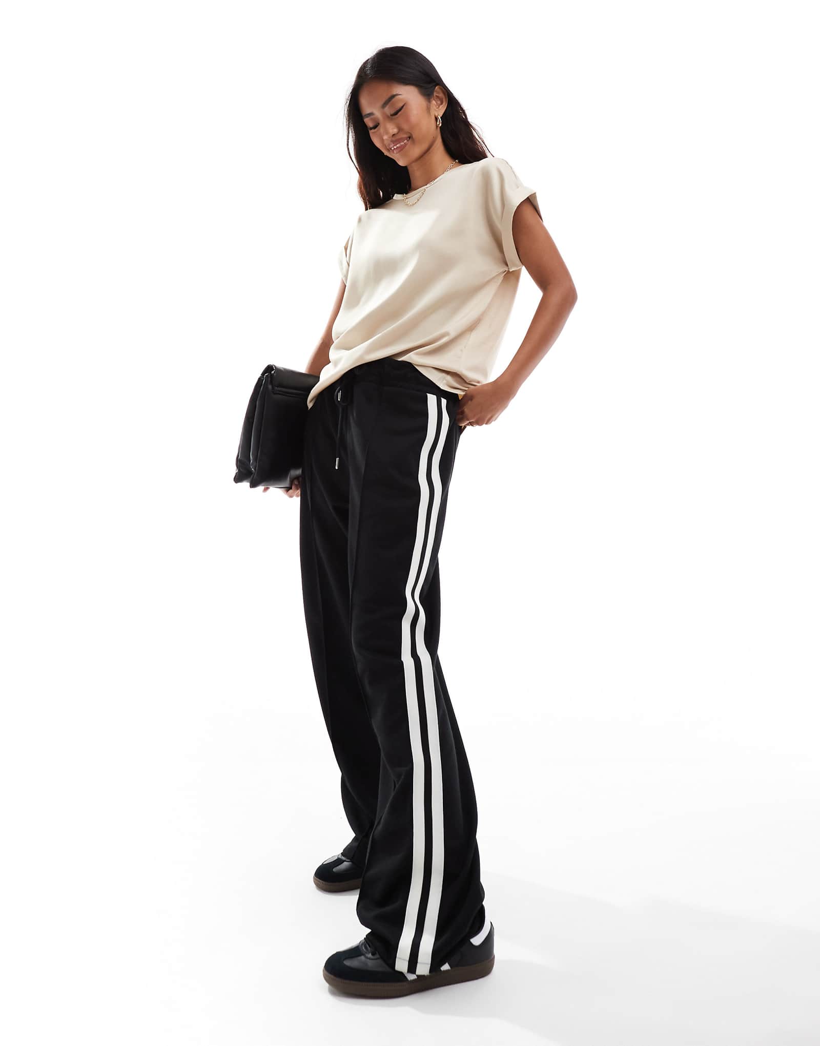 Атласная футболка Vila спереди с манжетами на рукавах песочного цвета 9190₽