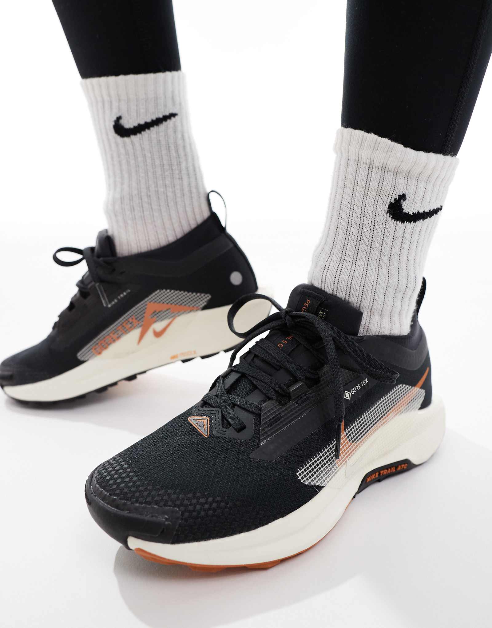 Кроссовки Nike Running Pegasus Trail 5 GORE-TEX черного и оранжевого цветов 20790₽