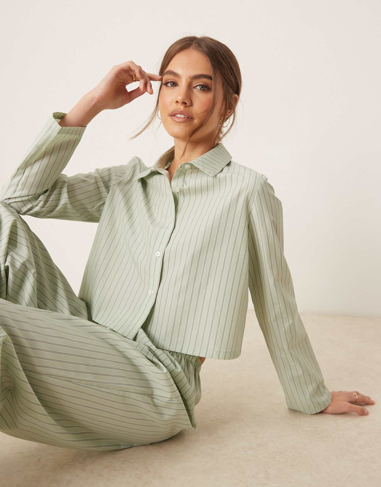 Пижамный комплект Urban Threads в зеленую полоску с рубашкой и брюками с отложным воротником и длинными рукавами оверсайз
