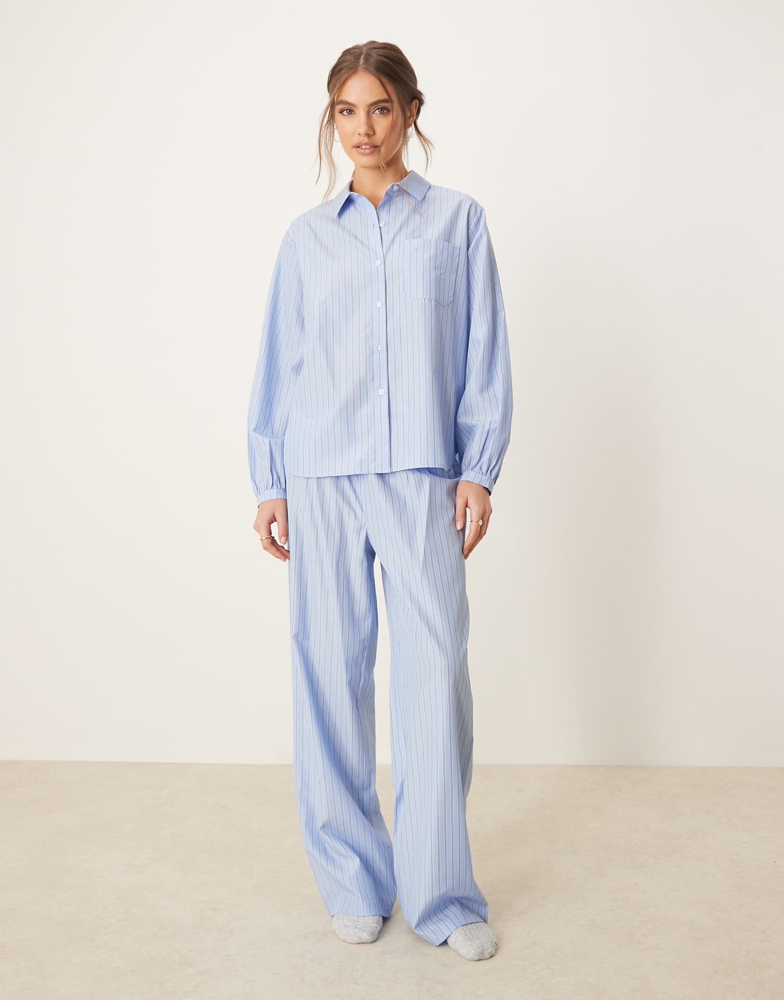 Пижамный комплект Urban Threads в синюю полоску с рубашкой и брюками свободного кроя с длинным рукавом и отложным воротником-стойкой