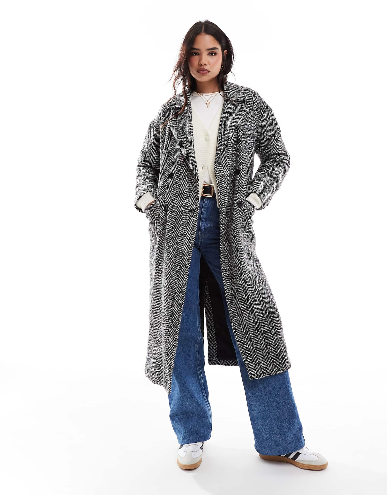 В среду девушка сшила на заказ объемное пальто в елочку темно-серого цвета 22090₽