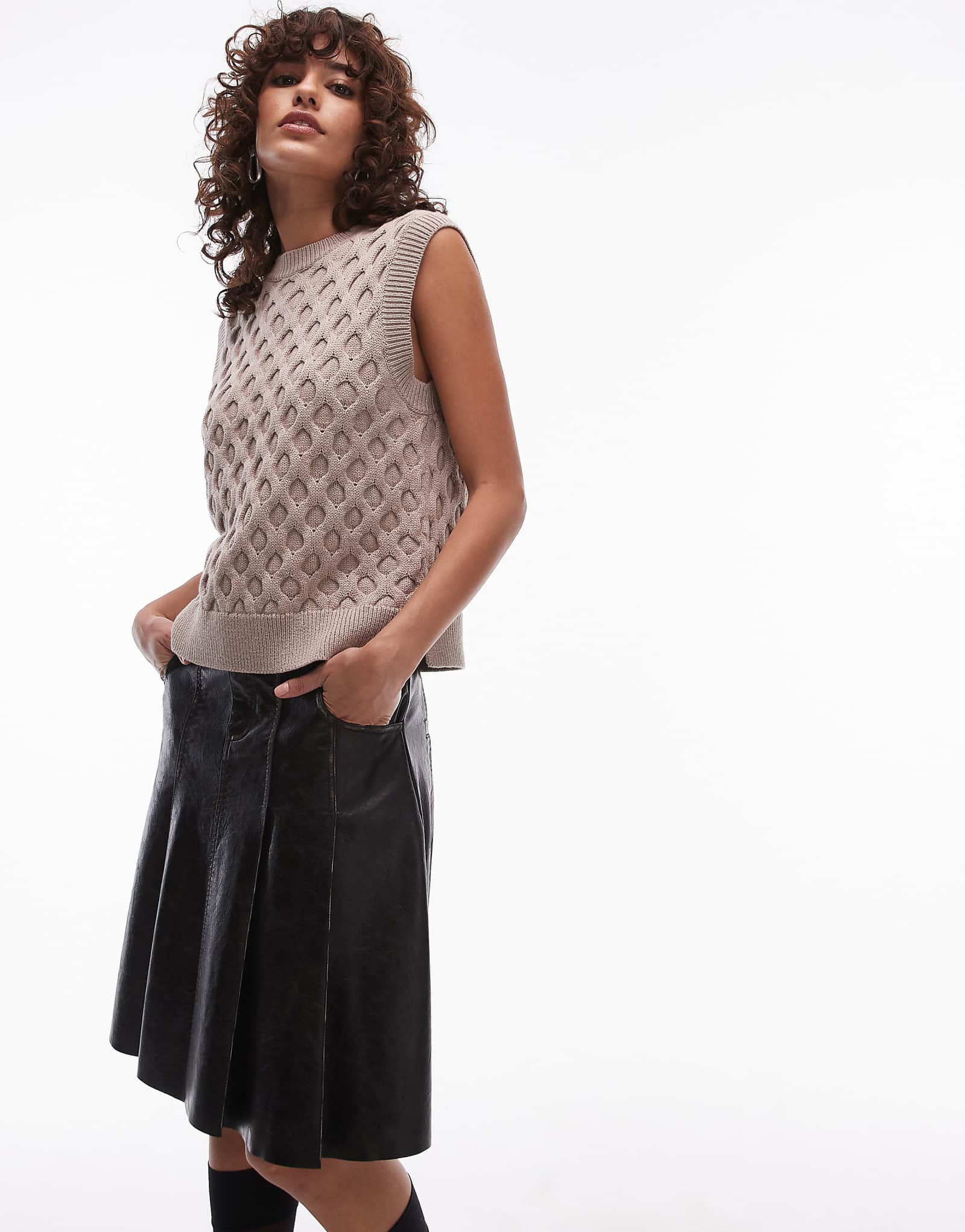 Вязаный свитер-жилет Levis бежевого цвета 9090₽