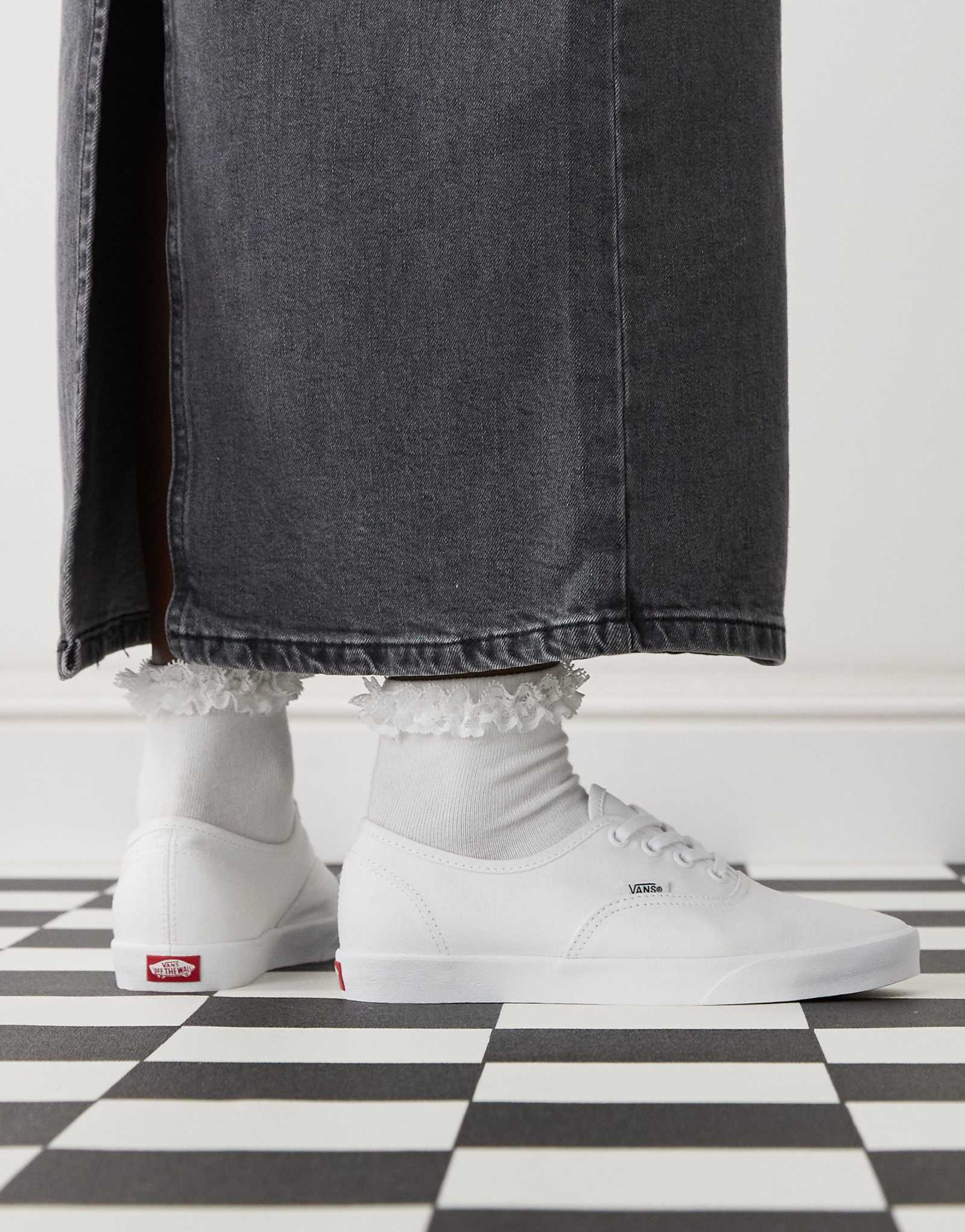 Кроссовки Vans Authentic Lowpro белого цвета 10090₽