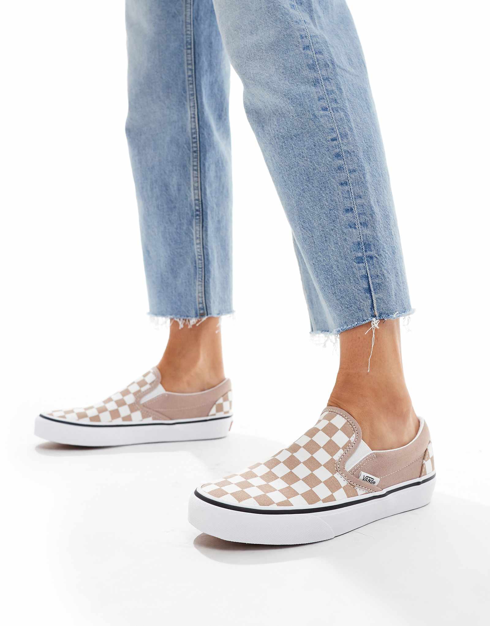 Классические кроссовки-слипоны Vans серо-белого цвета 10990₽