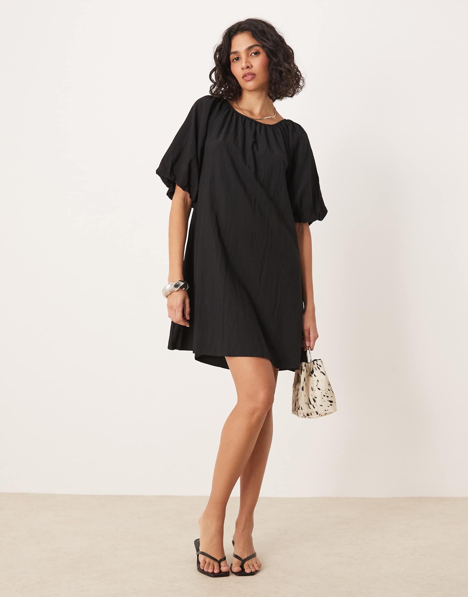 Поношенное поплиновое платье с пышными рукавами черного цвета 3490₽