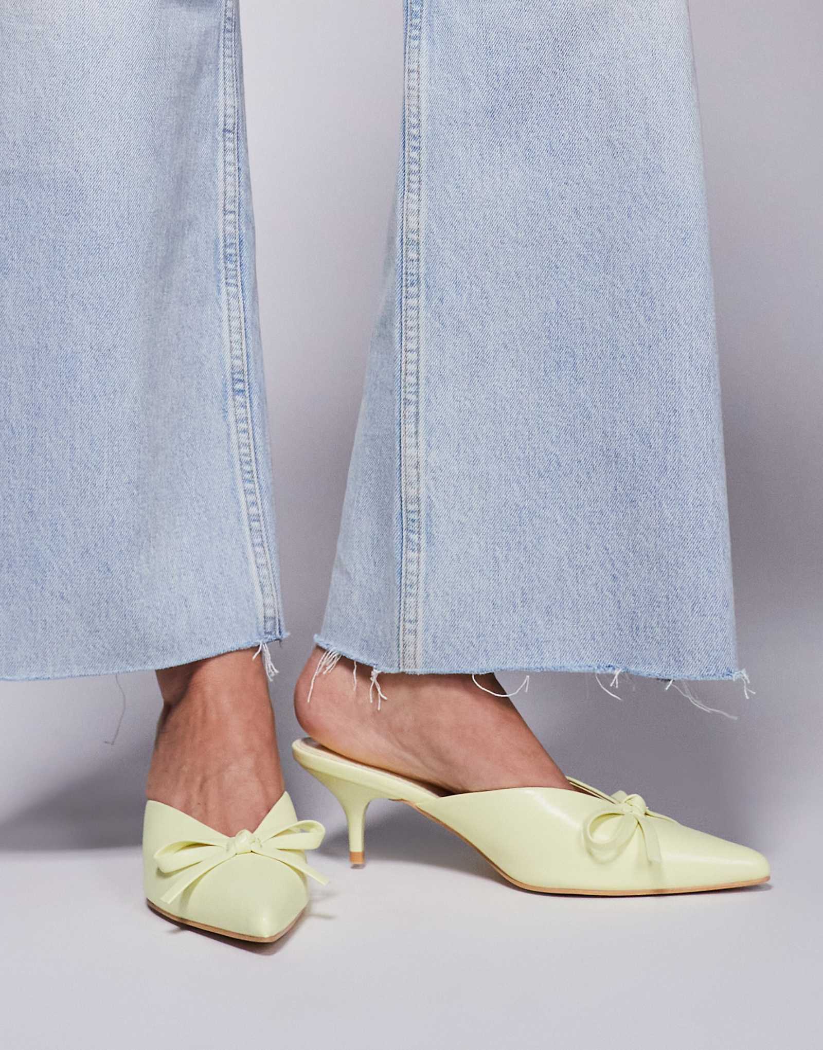 Мюли Public Desire широкого покроя с острым кошачьим каблуком Lionheart и желтым бантом 7290₽