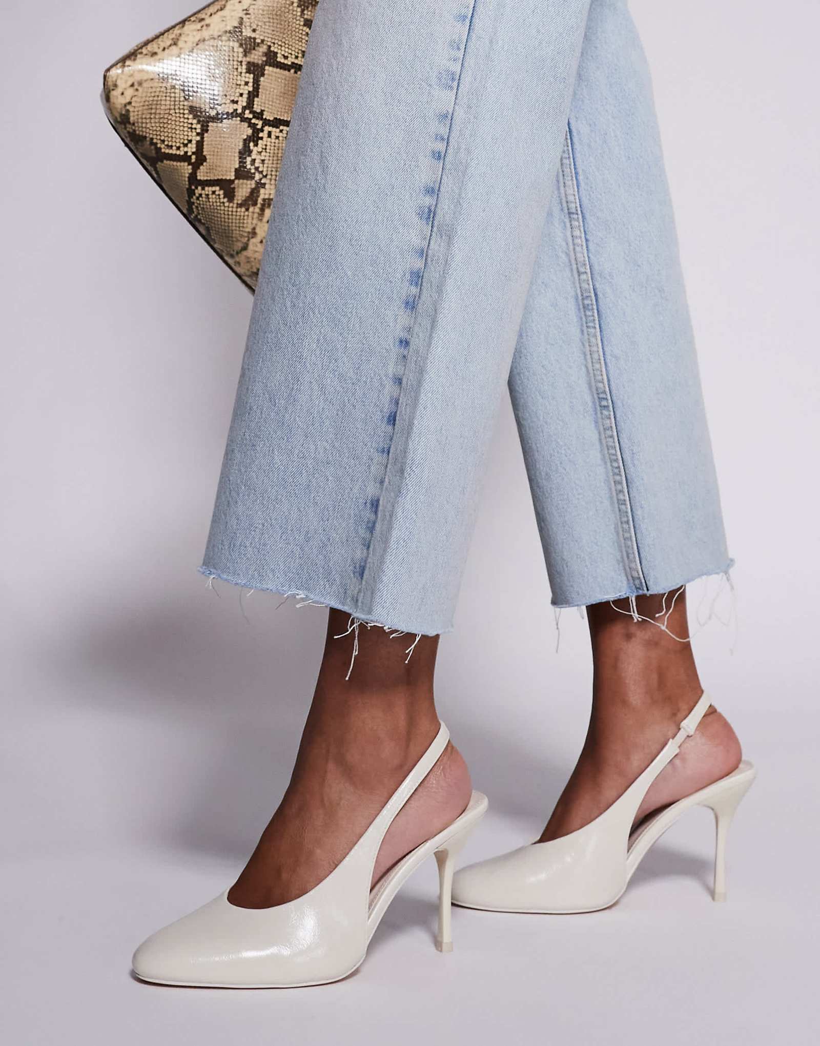 Public Desire - кремовые туфли-лодочки на высоком каблуке с открытой спиной в виде тилапии кремового цвета 6290₽