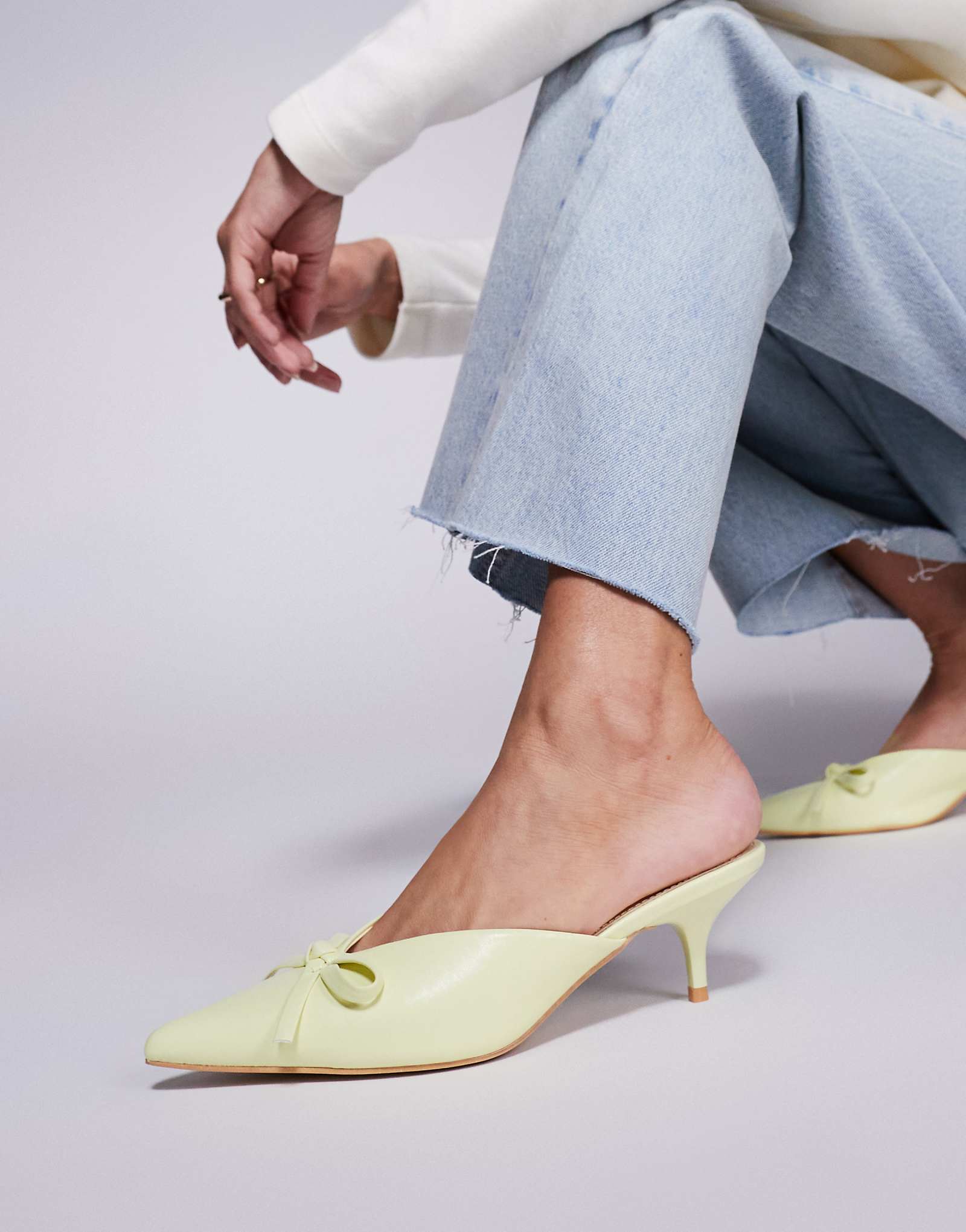 Мюли на остроконечном каблуке в виде котенка от Public Desire Lionheart с бантом желтого цвета 3890₽