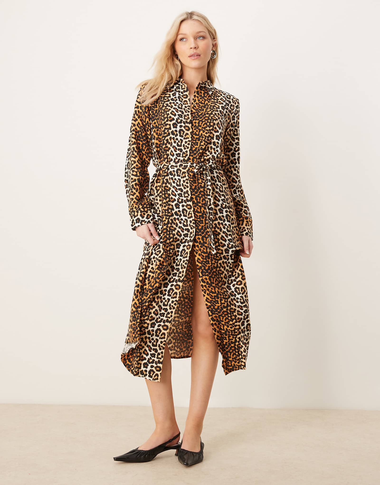 Макси-платье-рубашка с завязками на талии и леопардовым принтом 5490₽