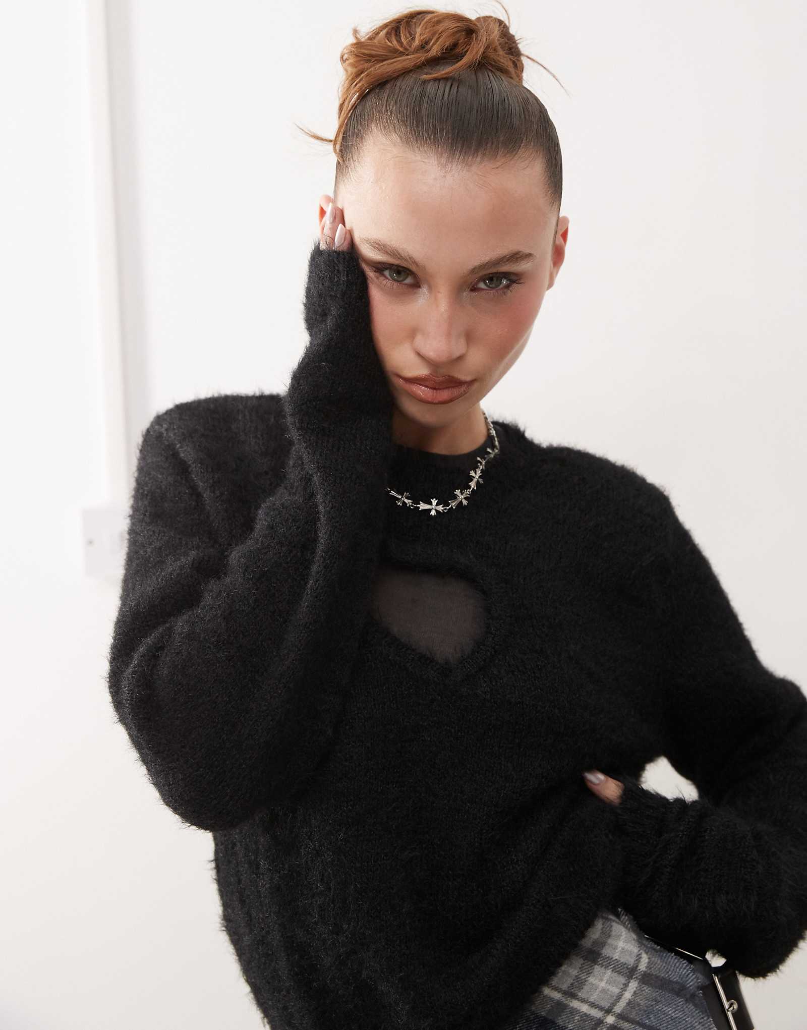 Пушистый свитер Monki с вырезанным сердечком черного цвета