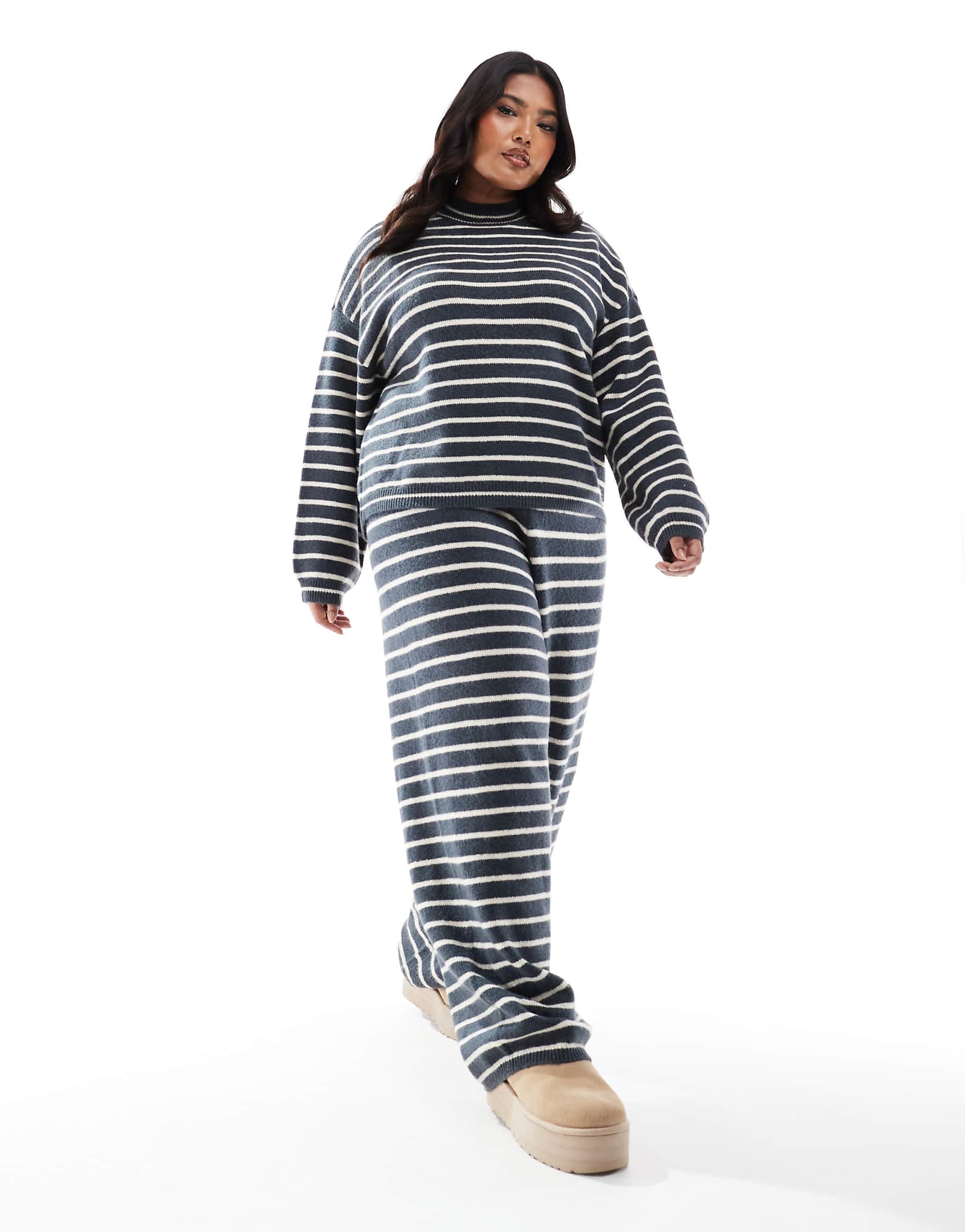 Широкие спортивные брюки из плотного трикотажа в серо-голубую полоску - часть комплекта 9290₽