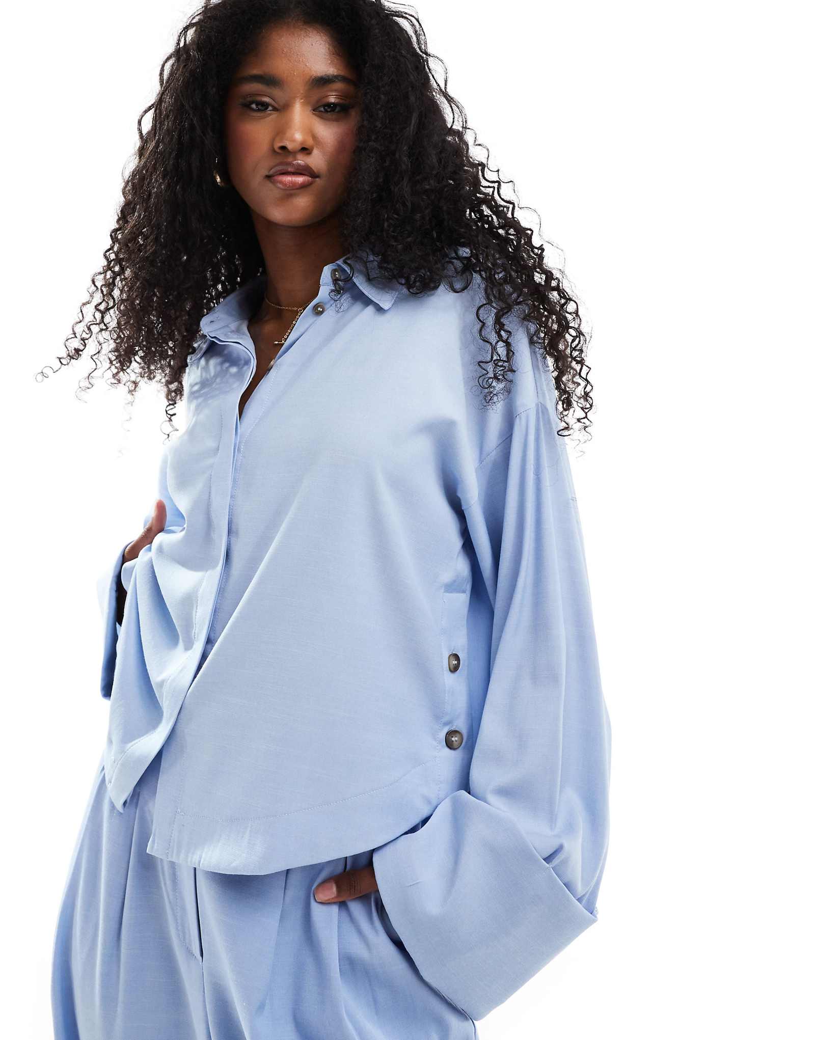 Предмет рубашка свободного покроя с глубоким вырезом и широкими рукавами светло-голубого цвета - часть комплекта 17590₽