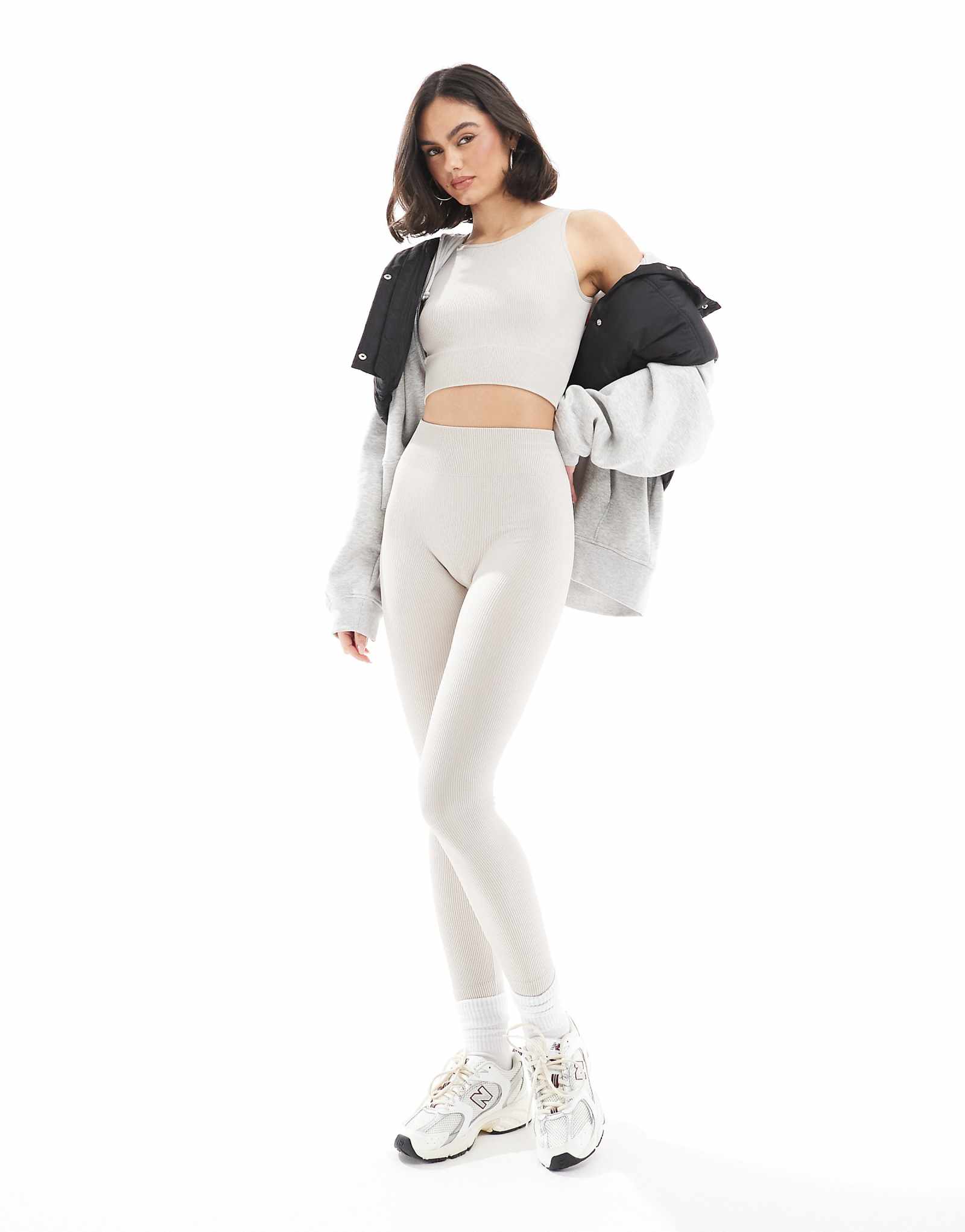 ТОЛЬКО бесшовные леггинсы бежевого цвета - часть комплекта 8190₽