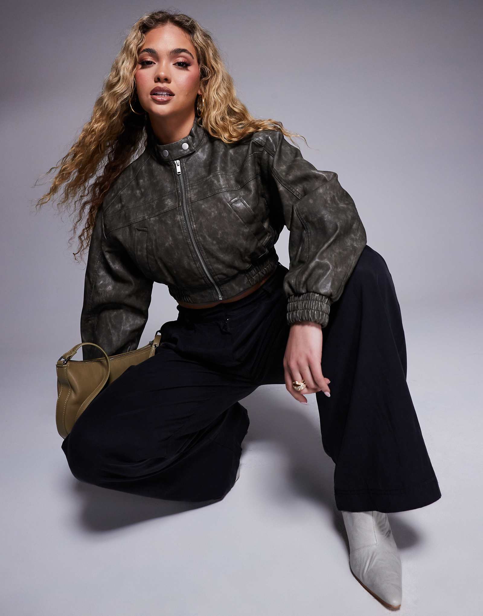 Укороченный бомбер из искусственной кожи River Island темно-серого цвета 13990₽