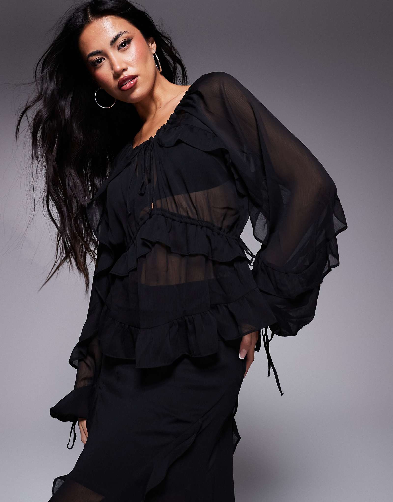 Шифоновая блузка River Island с завязками и рюшами черного цвета 10590₽