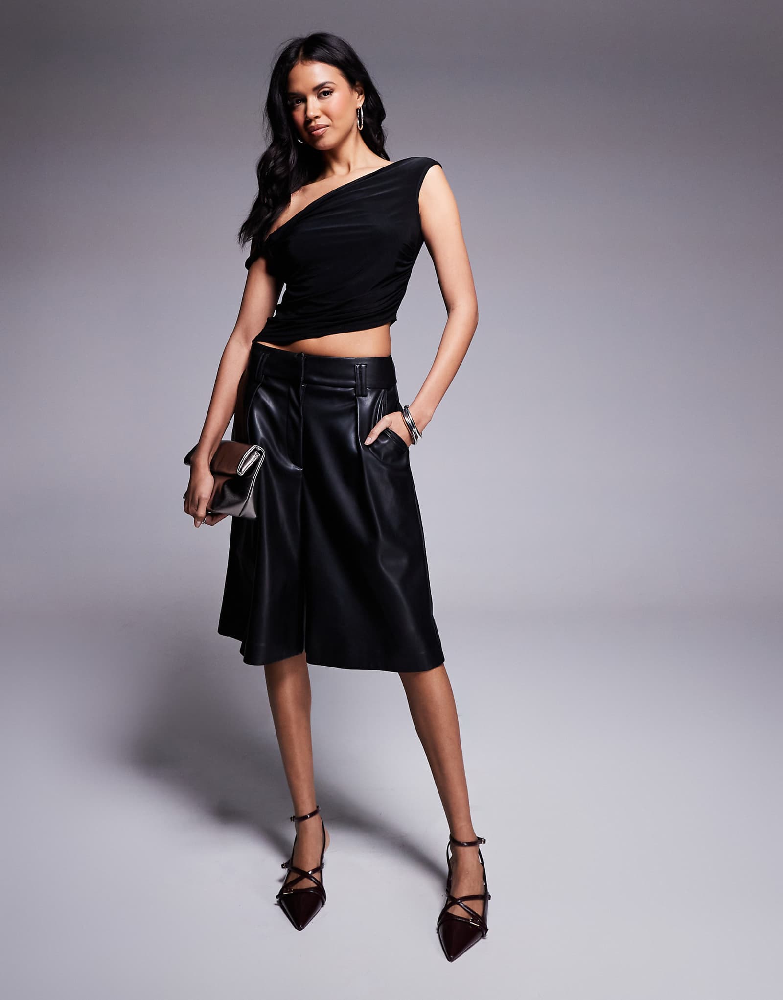 Шорты-бермуды из искусственной кожи River Island черного цвета 3990₽