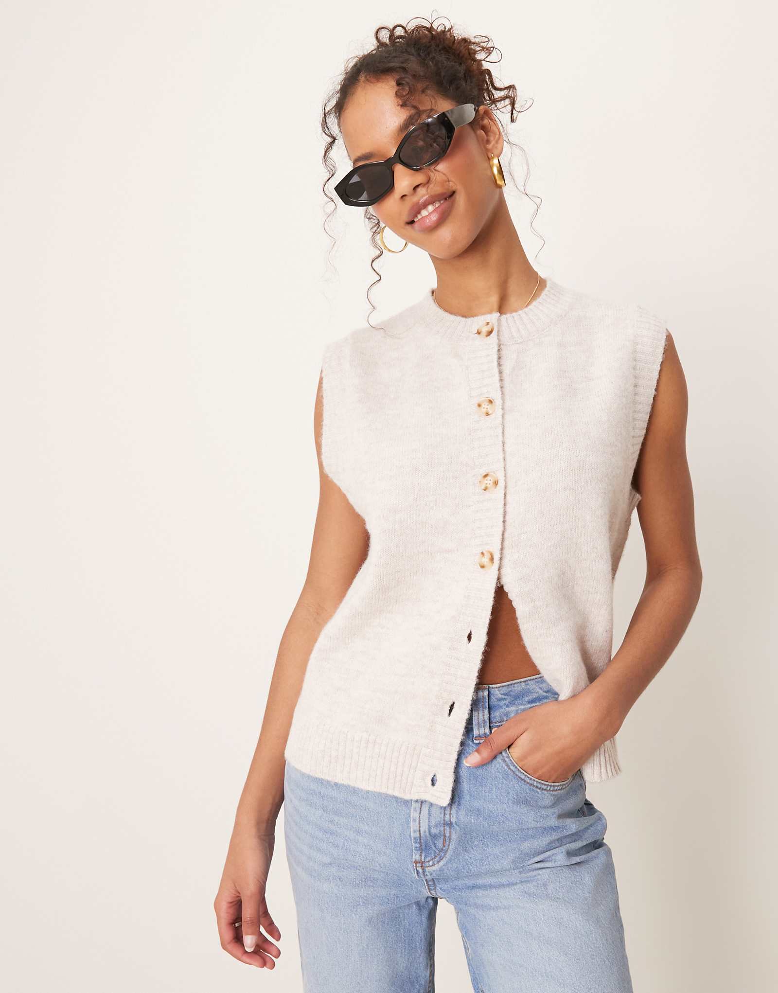 Красивый пышный вязаный жилет мелом 14290₽