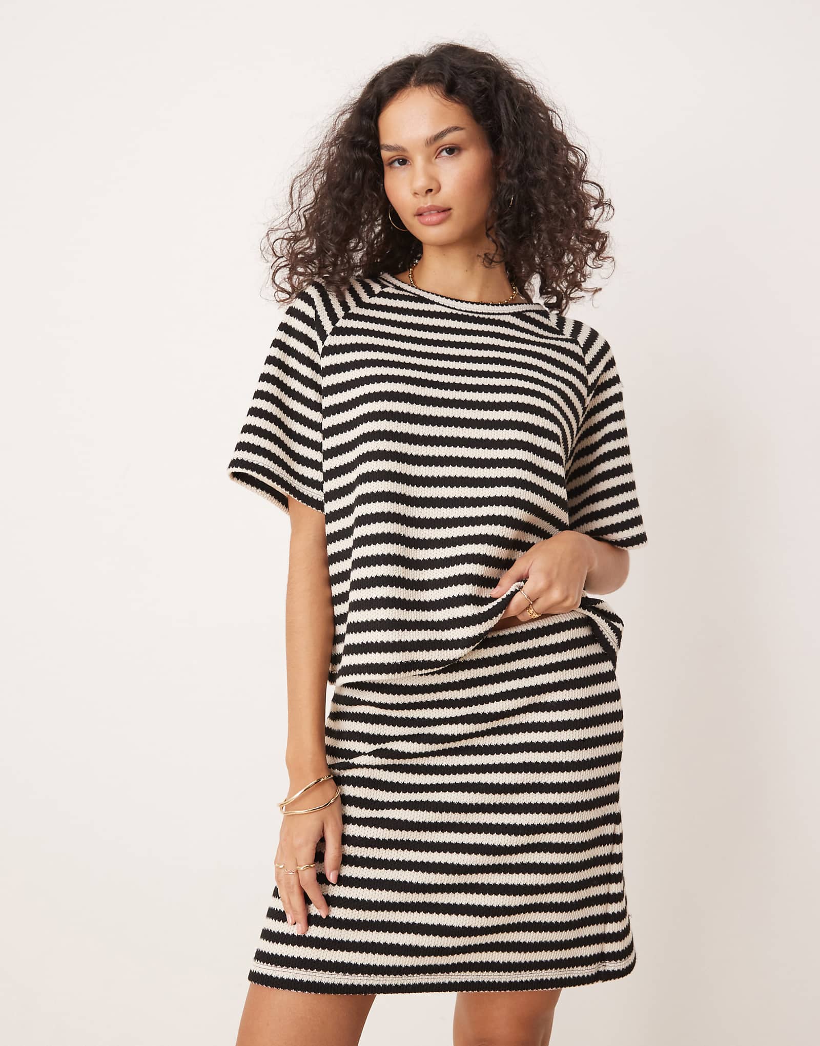 Черно-белая футболка с коротким рукавом связанная крючком от VILA - часть комплекта 10690₽