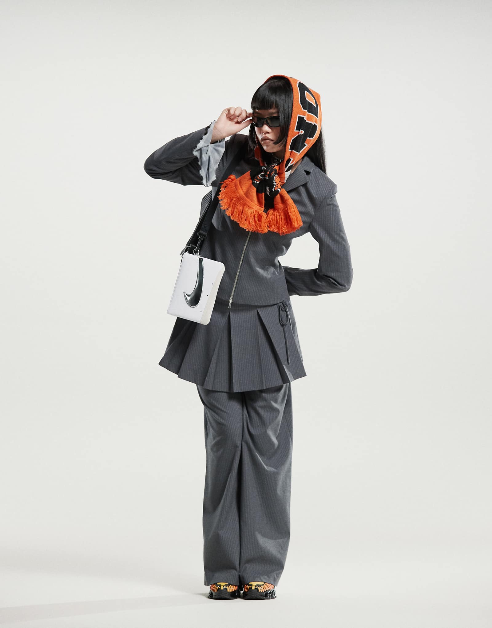 Плиссированная мини-юбка Atlin с запахом на каждый день в темно-серую полоску 11790₽