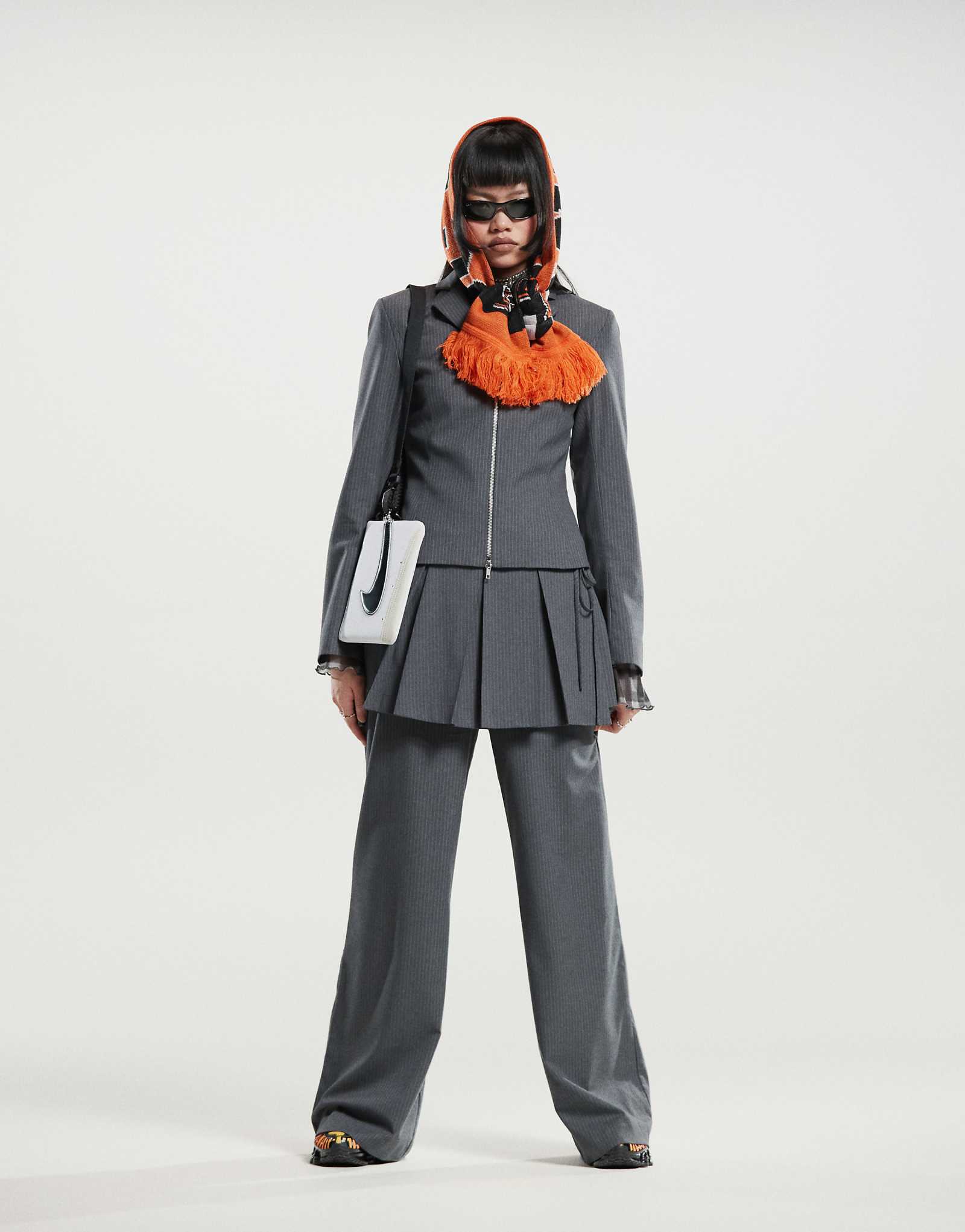 Повседневные брюки с отрезным поясом в серую полоску цвета вереска - часть комплекта 8490₽