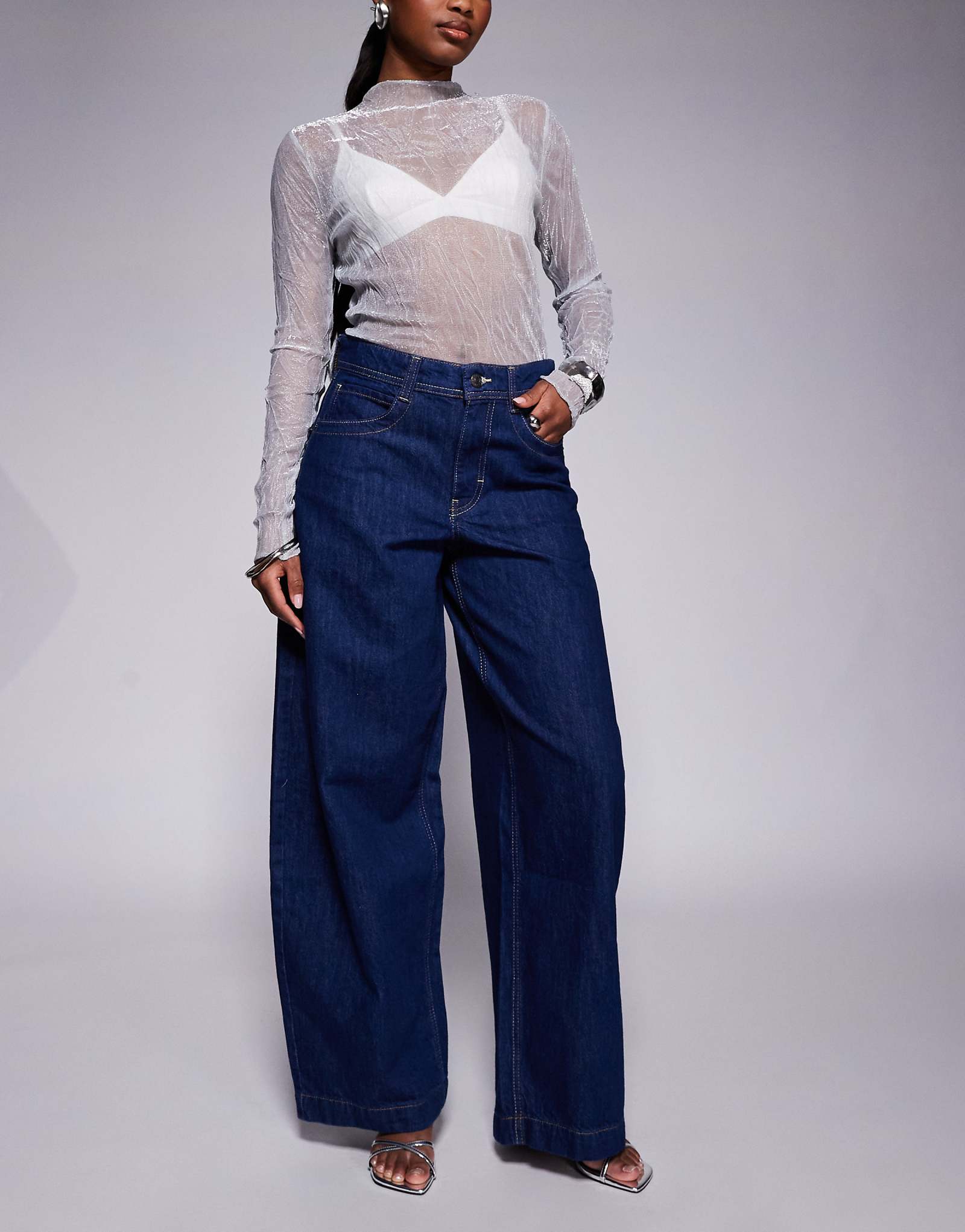 Джинсы-бочкообразки River Island темно-синего цвета 13690₽