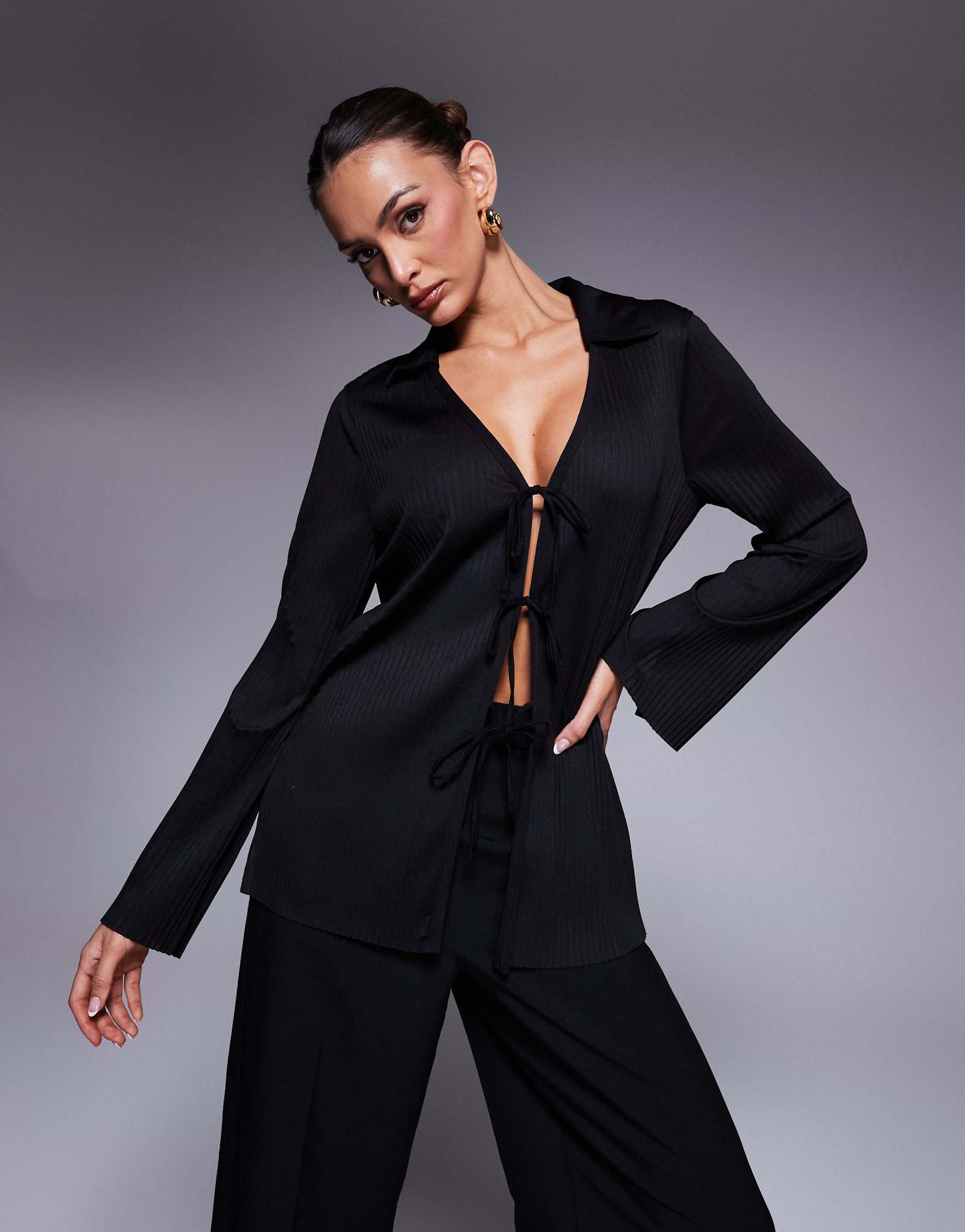 Рубашка с галстуком-бабочкой River island plisse черного цвета спереди 6690₽