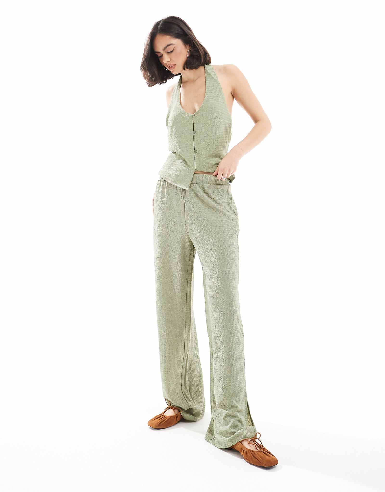 Брюки из текстурированного джерси с разрезами Vero Moda чайно-зеленого цвета - часть комплекта 3290₽