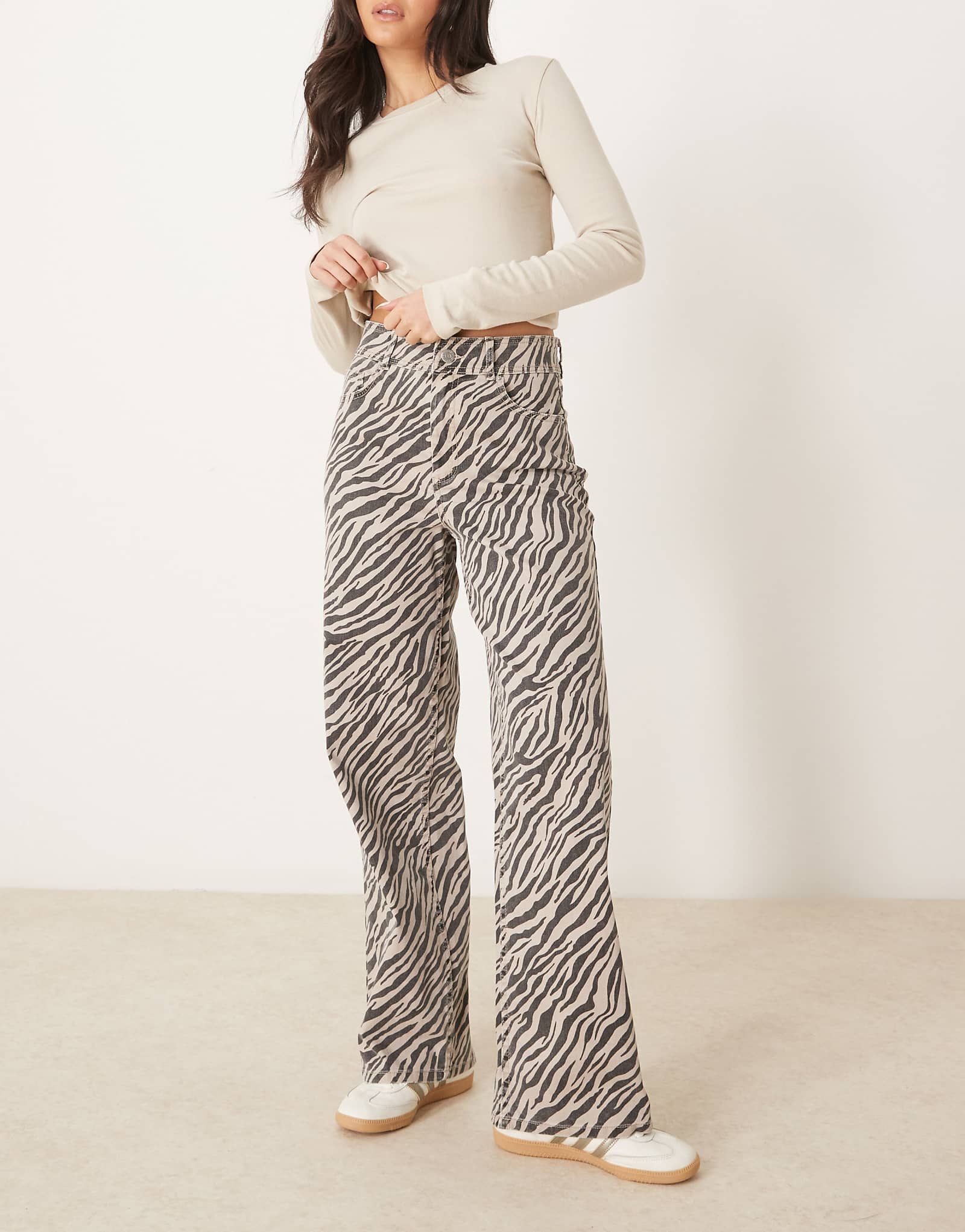 Широкие джинсы YAS с завышенной талией и принтом зебра 26490₽