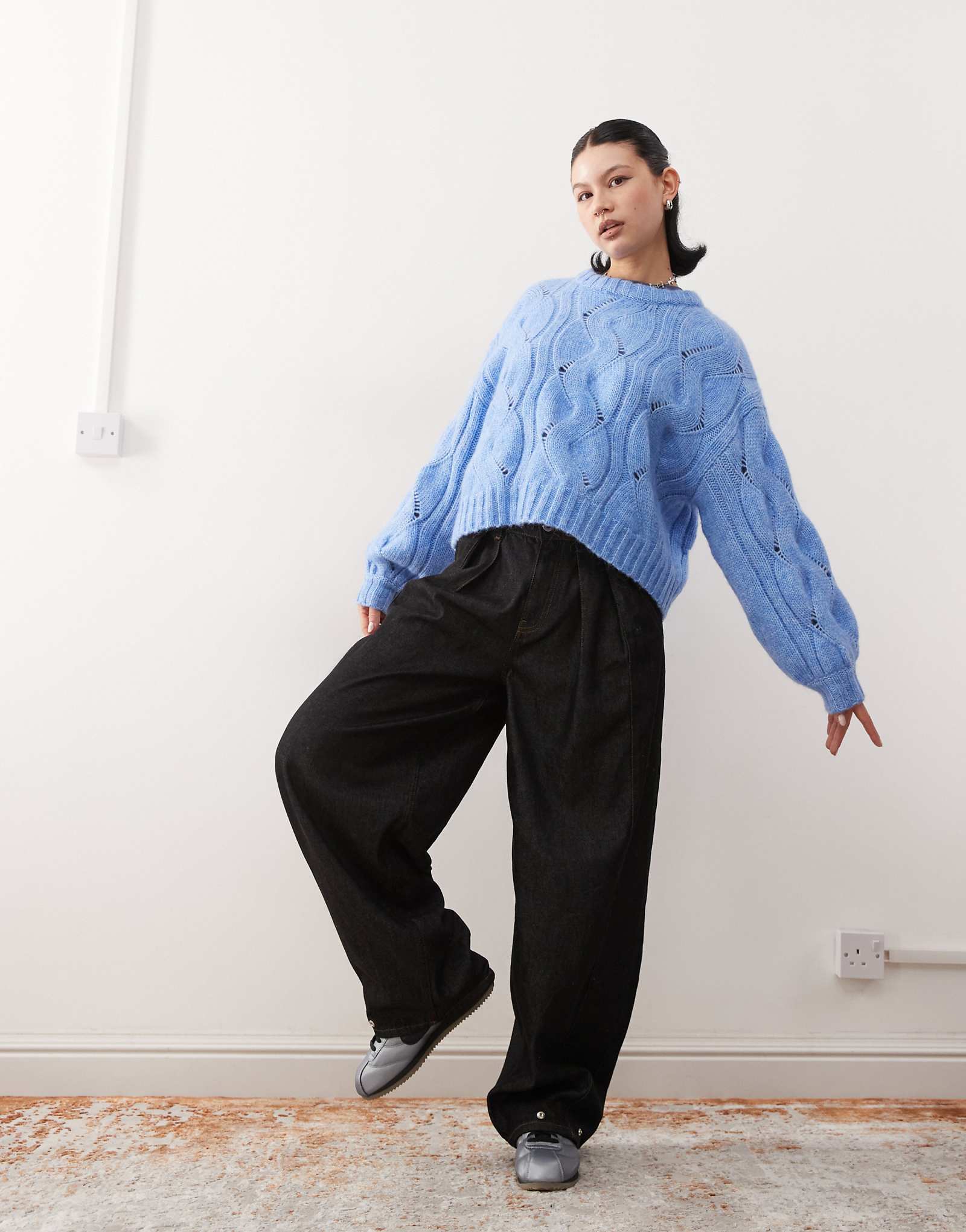 Облегающий укороченный свитер кабельной вязки Monki синего цвета 10790₽