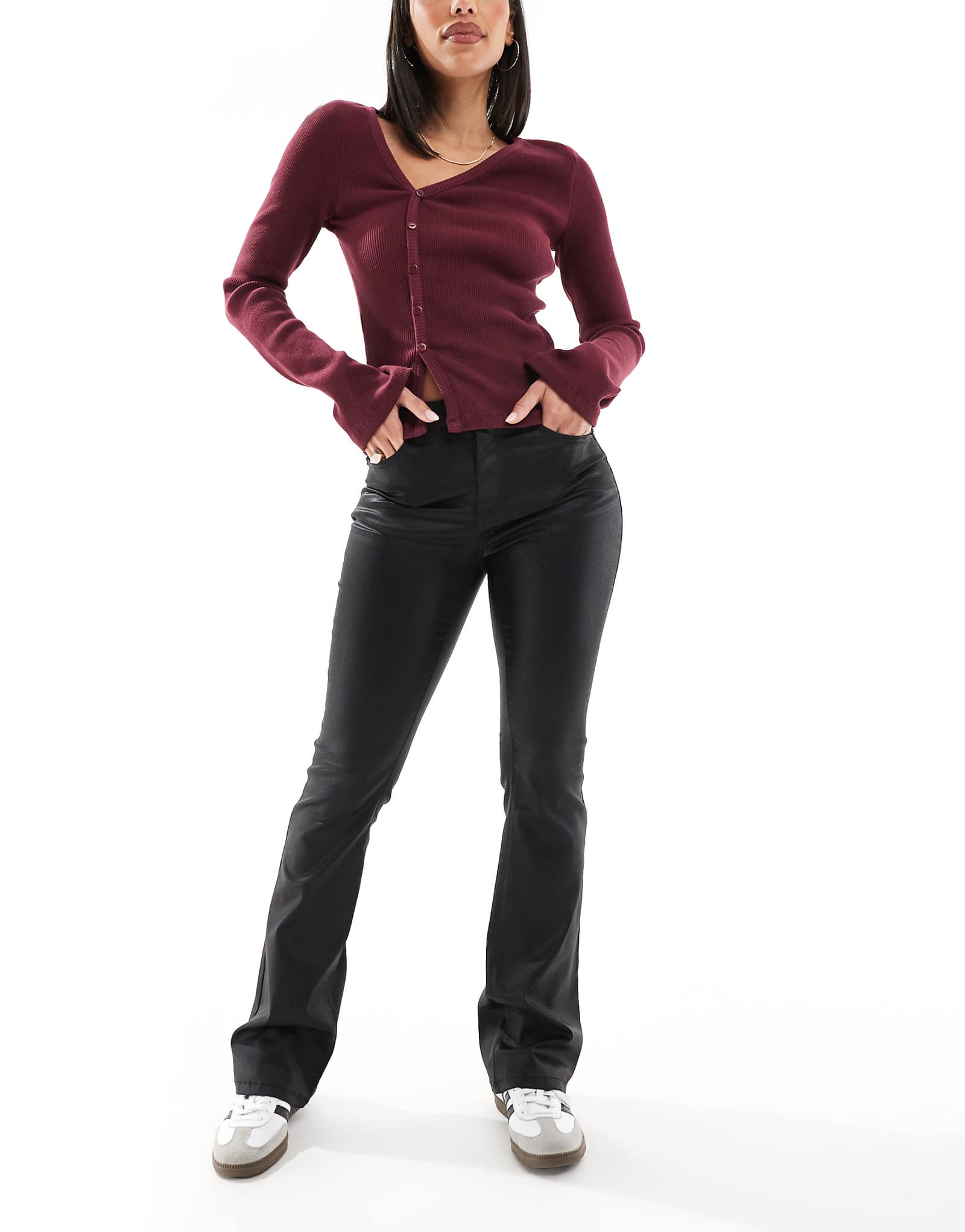 Джинсы-клеш Vero Moda черного цвета с блестящим покрытием 16490₽